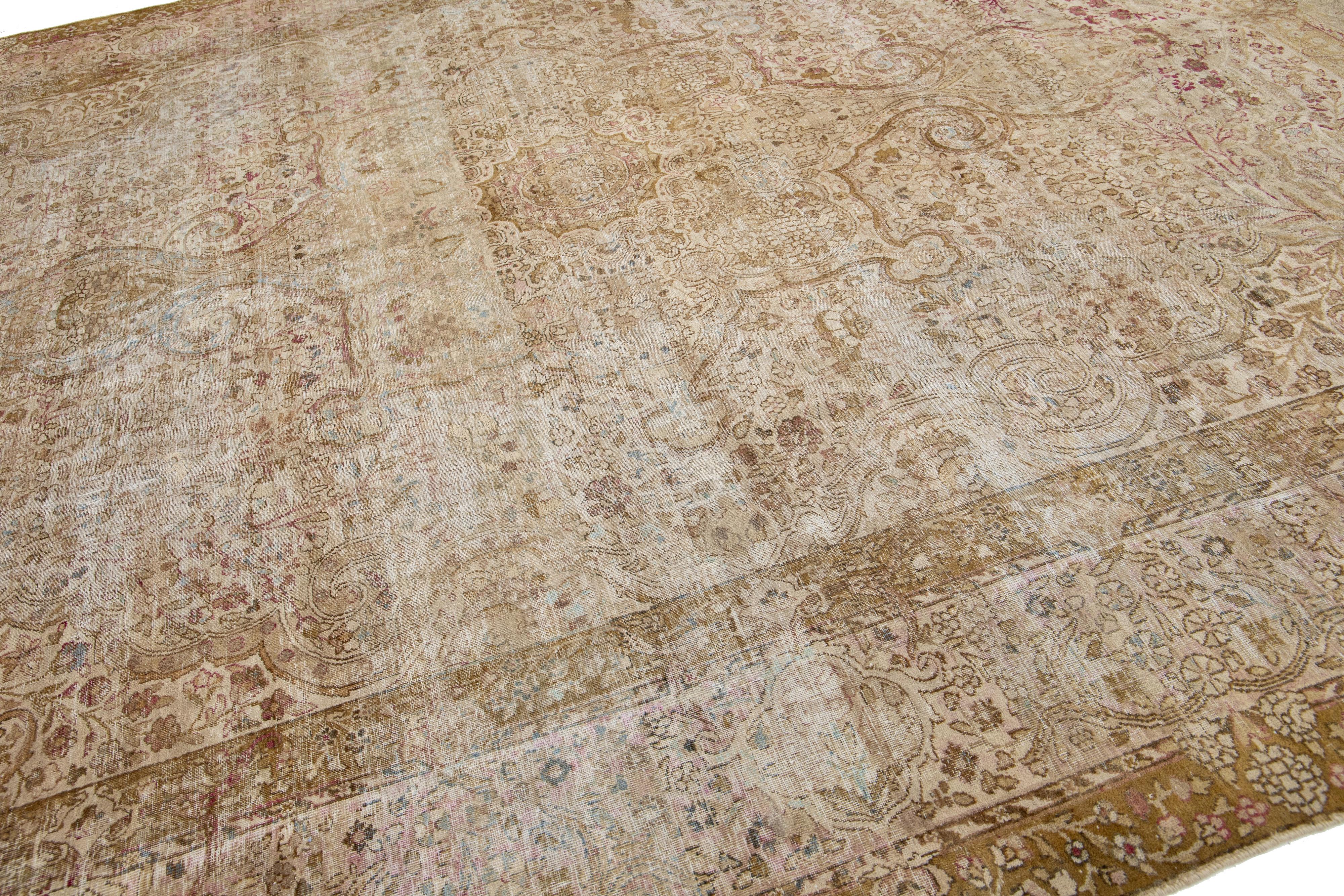 Perse Tapis persan ancien Kerman en laine conçu à la main en beige en vente