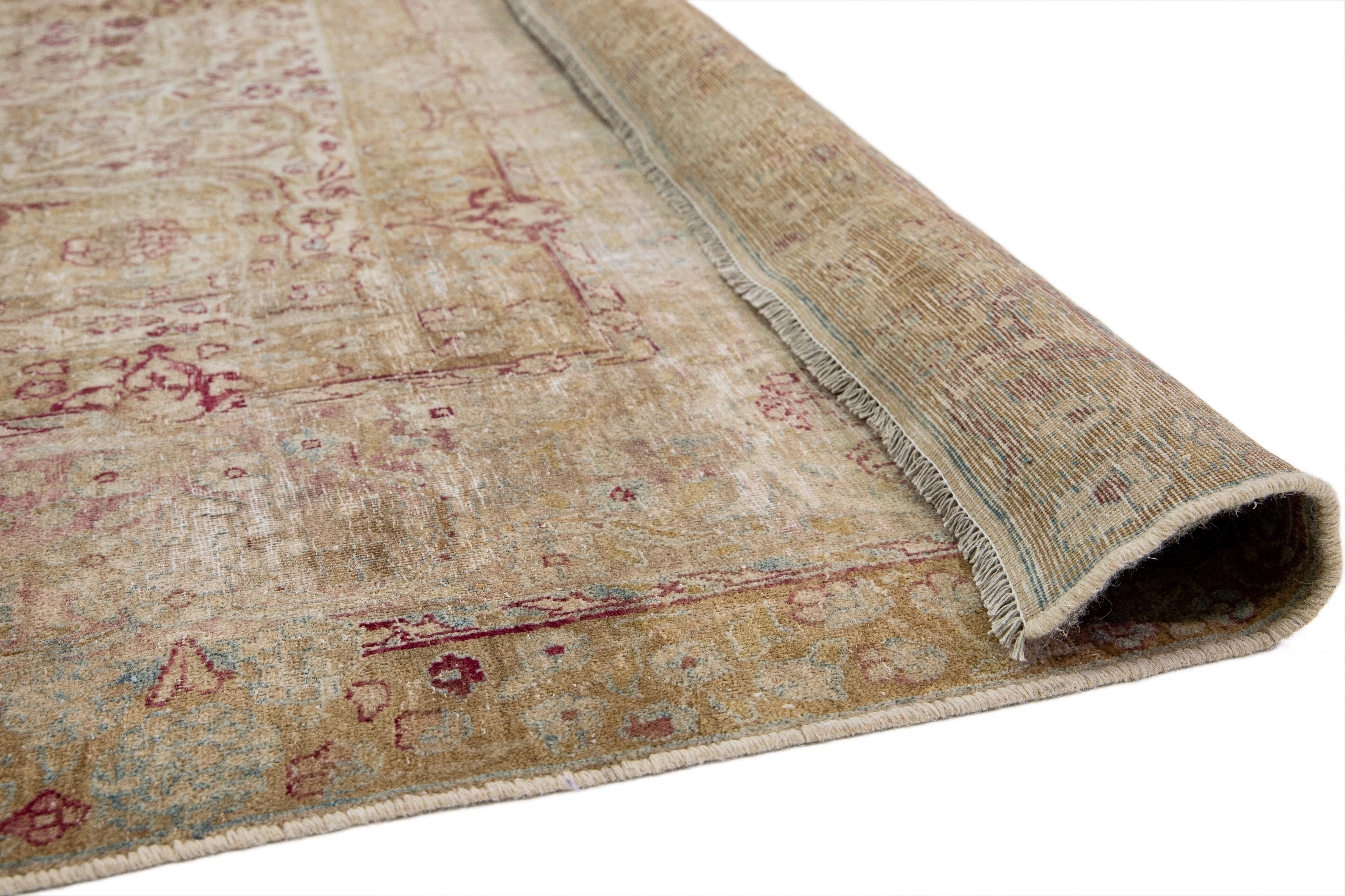 Noué à la main Tapis persan ancien Kerman en laine conçu à la main en beige en vente
