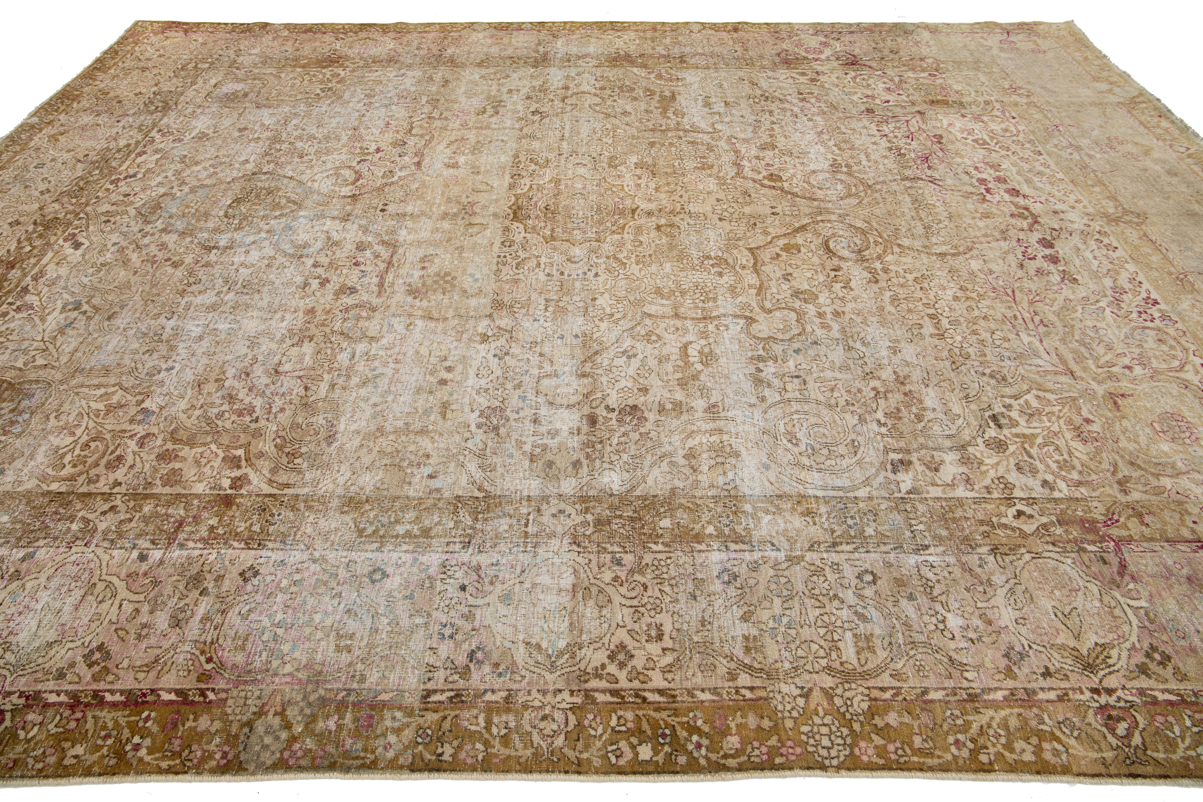 Tapis persan ancien Kerman en laine conçu à la main en beige Abîmé - En vente à Norwalk, CT