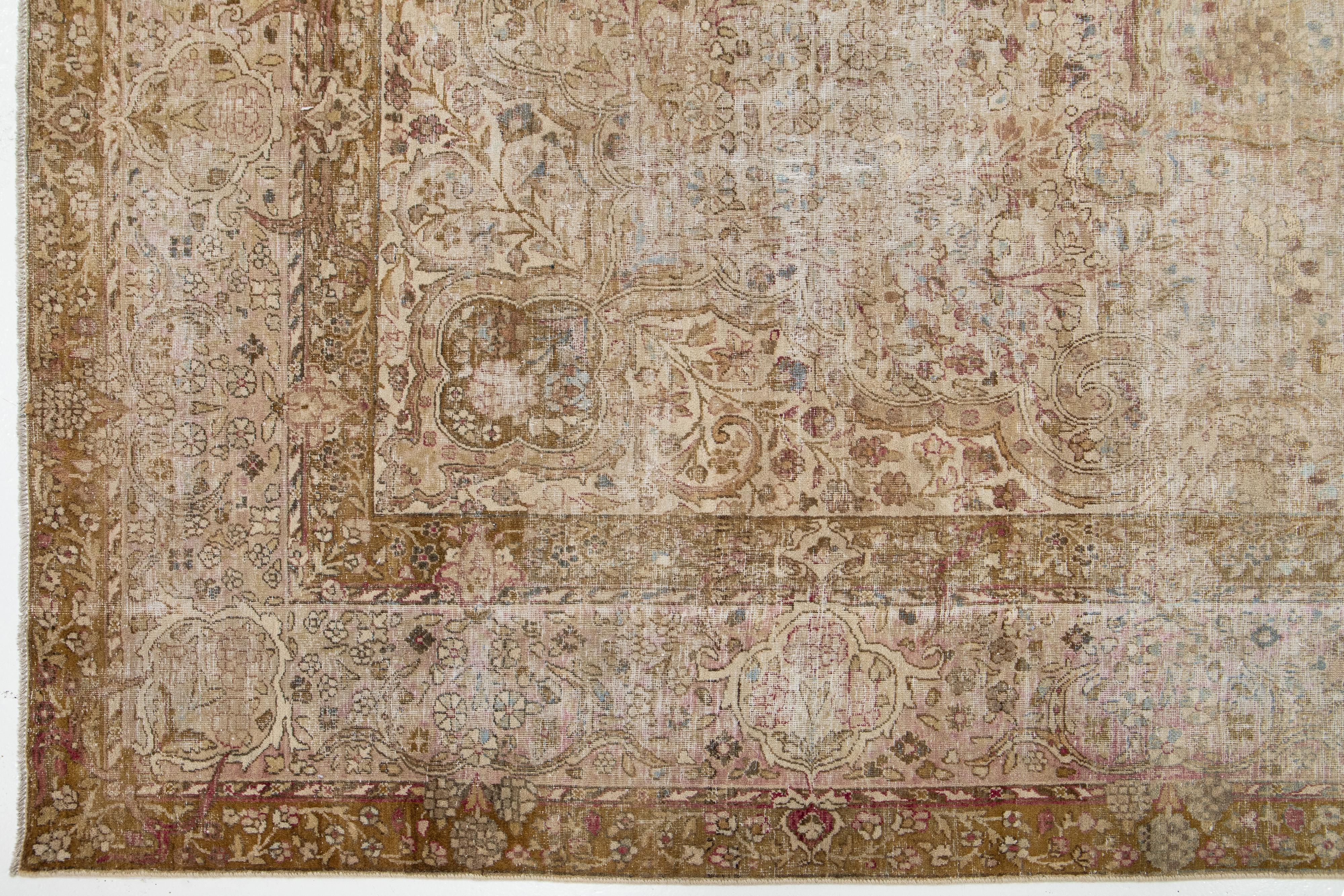 20ième siècle Tapis persan ancien Kerman en laine conçu à la main en beige en vente