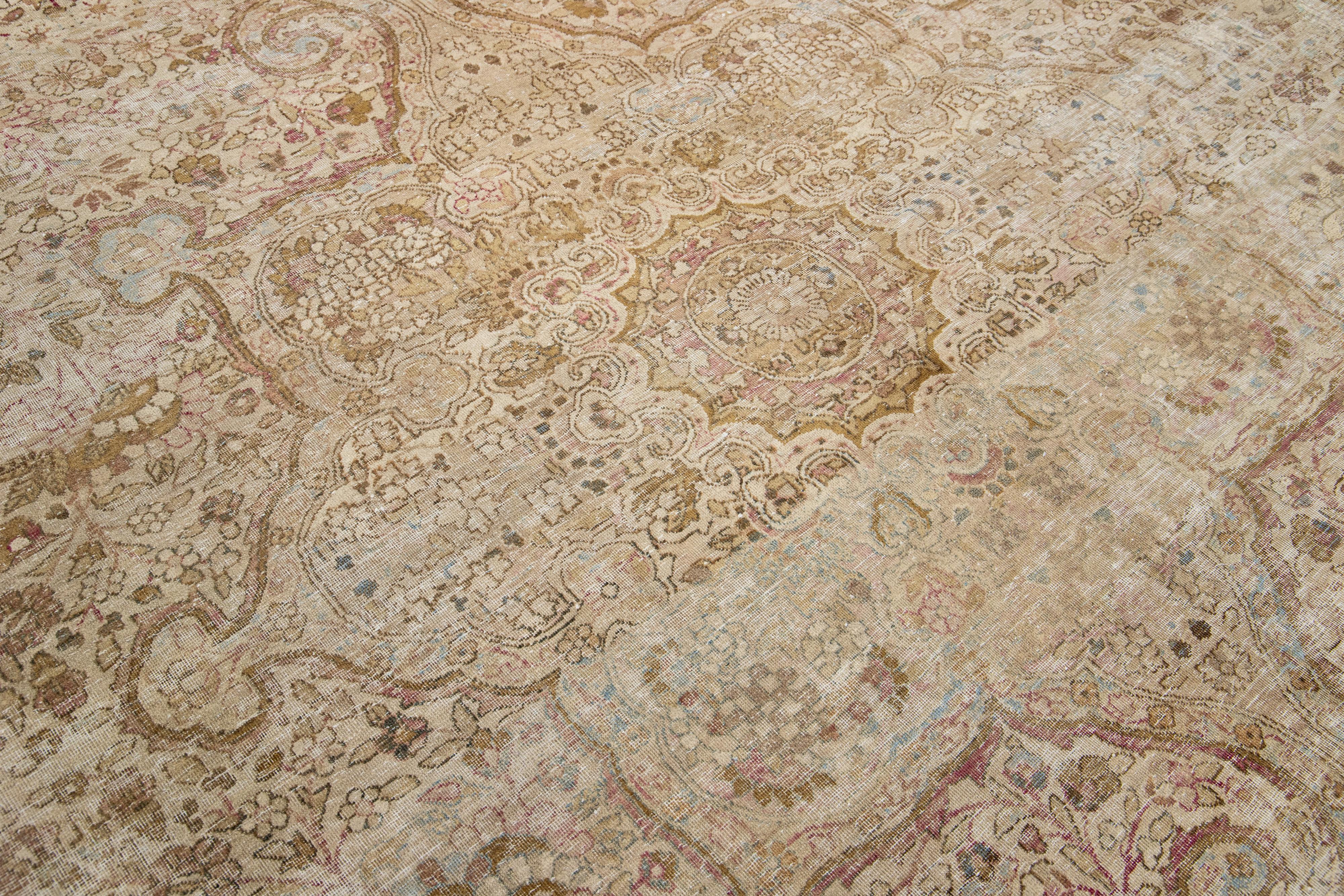 Tapis persan ancien Kerman en laine conçu à la main en beige en vente 1