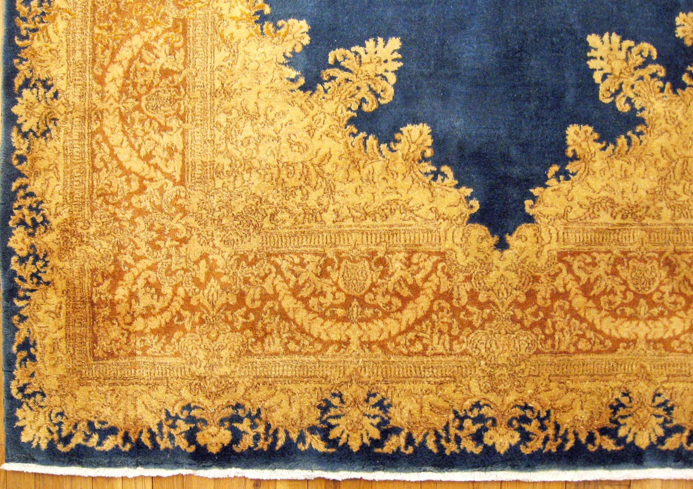 Antiker persischer Kerman- orientalischer Teppich, Zimmergröße, mit zentralem Medaillon (Persisch) im Angebot