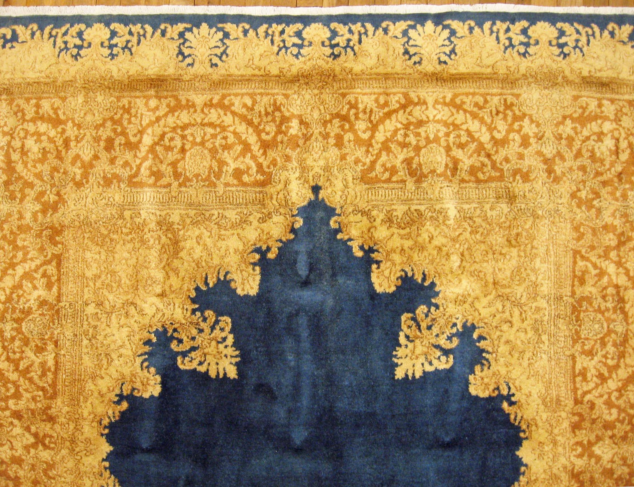 Antiker persischer Kerman- orientalischer Teppich, Zimmergröße, mit zentralem Medaillon im Zustand „Gut“ im Angebot in New York, NY