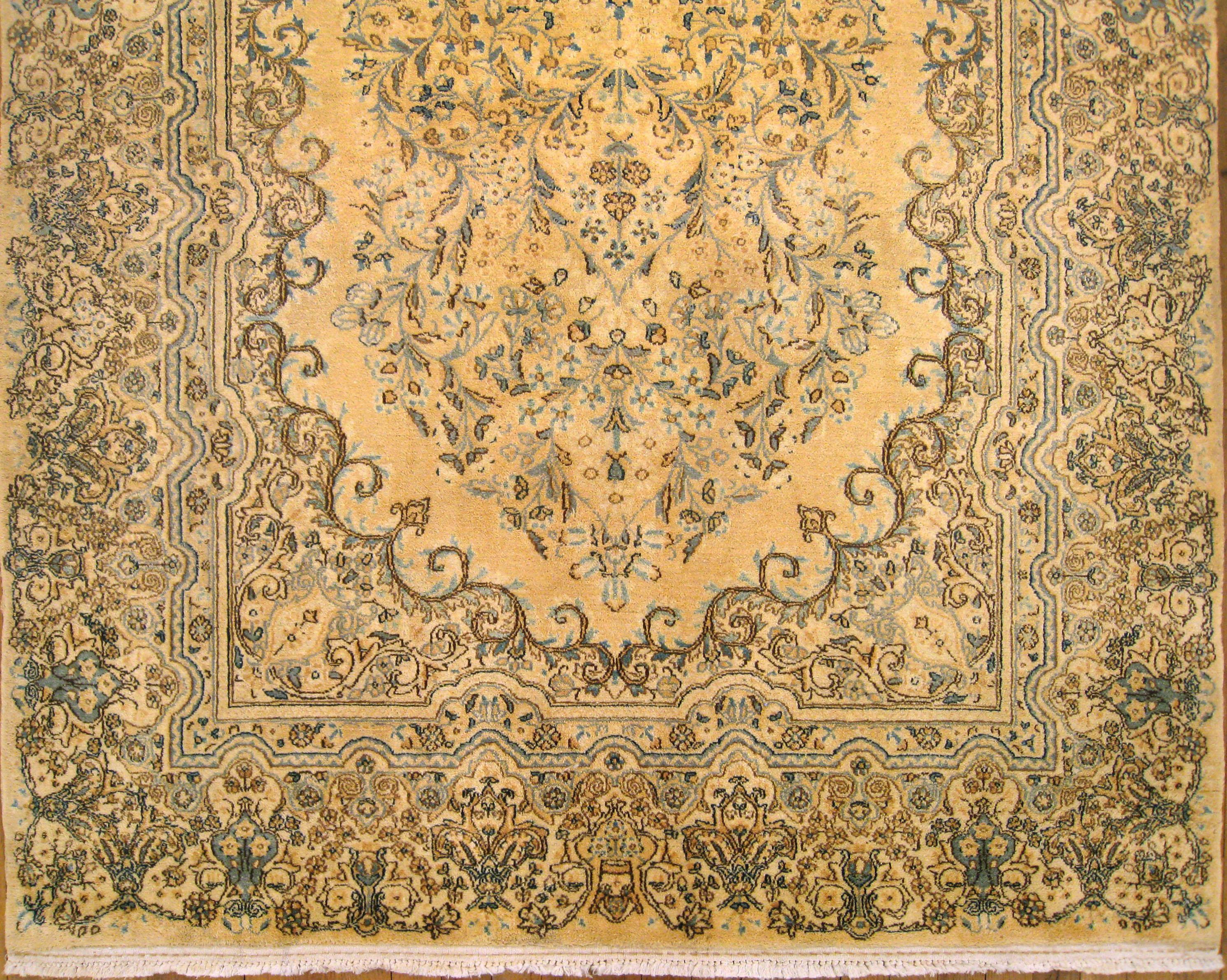 Antiker persischer Kerman- orientalischer Teppich, Läufergröße, mit floralen Elementen (Handgeknüpft) im Angebot