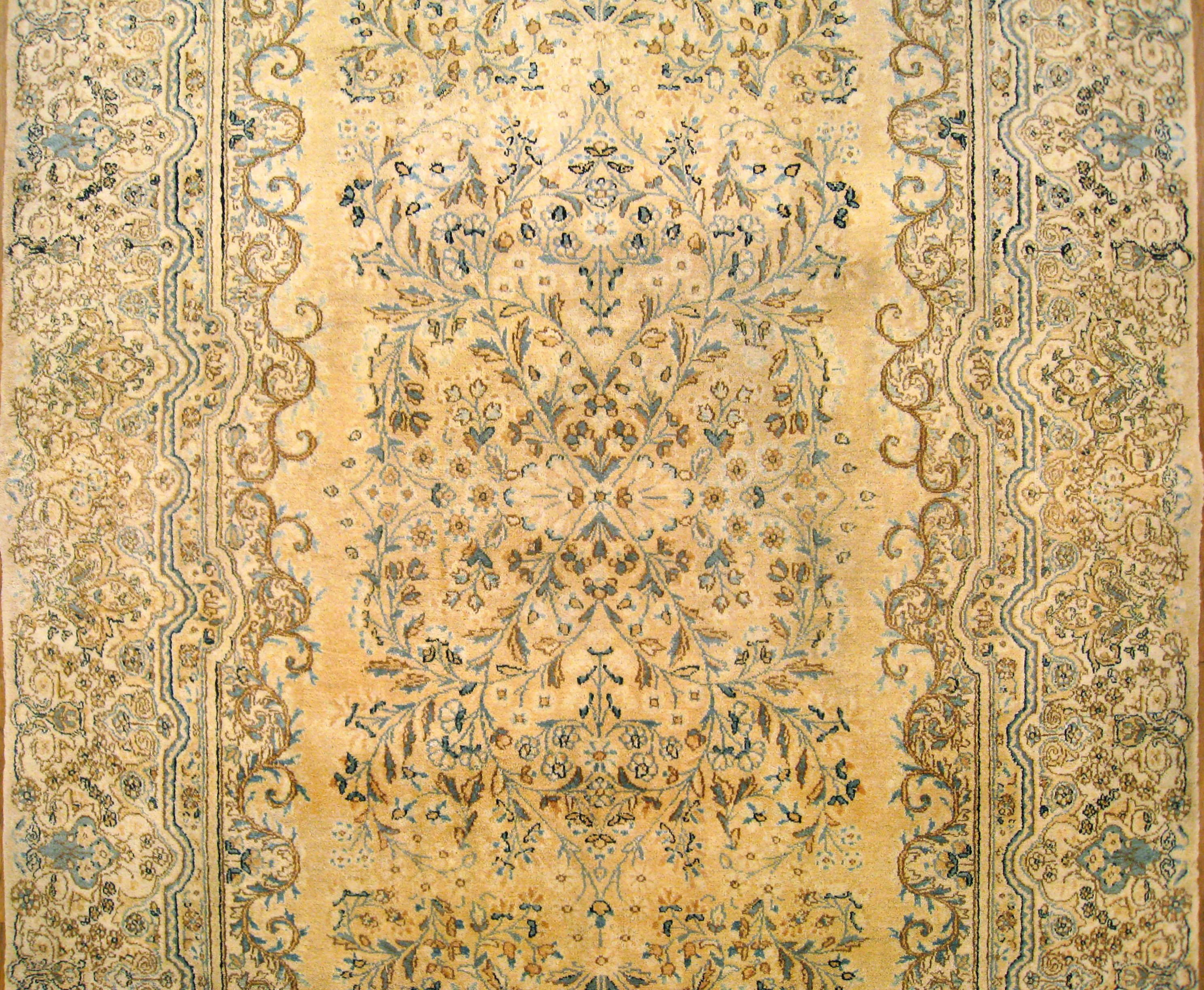 Antiker persischer Kerman- orientalischer Teppich, Läufergröße, mit floralen Elementen im Zustand „Gut“ im Angebot in New York, NY