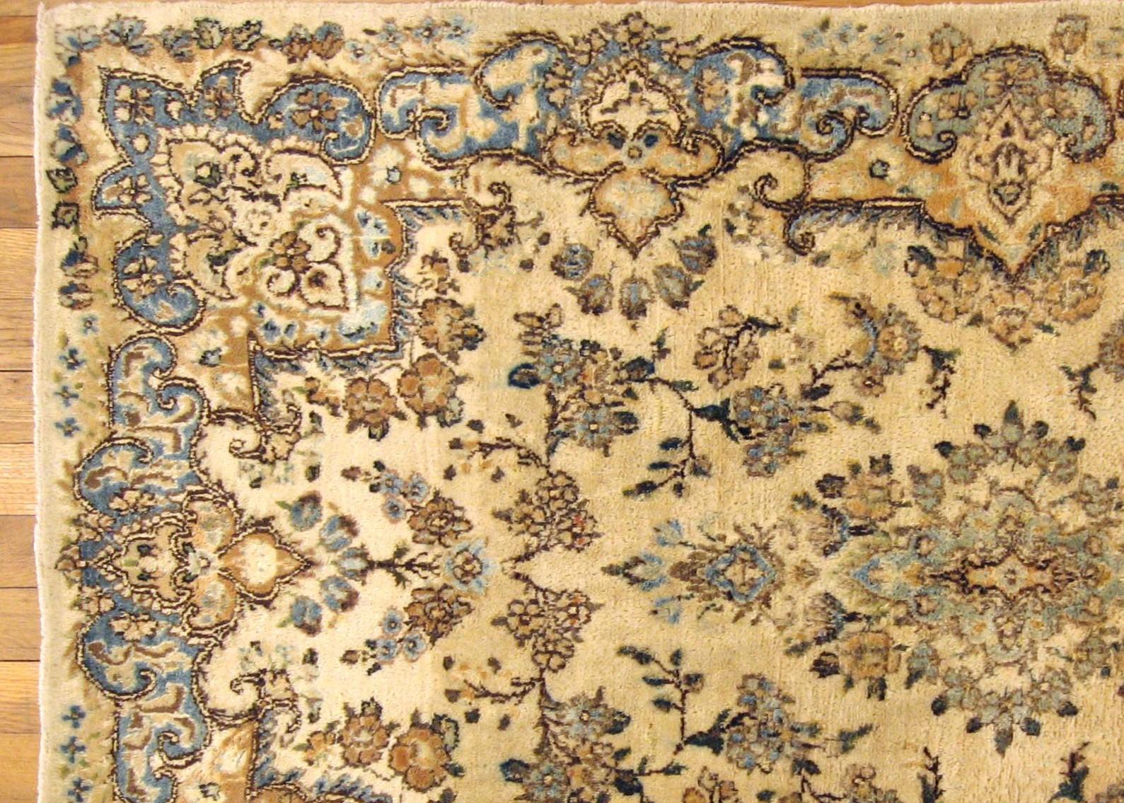 Antiker persischer Kerman- orientalischer Teppich, klein, mit zentralem Medaillon (Persisch) im Angebot