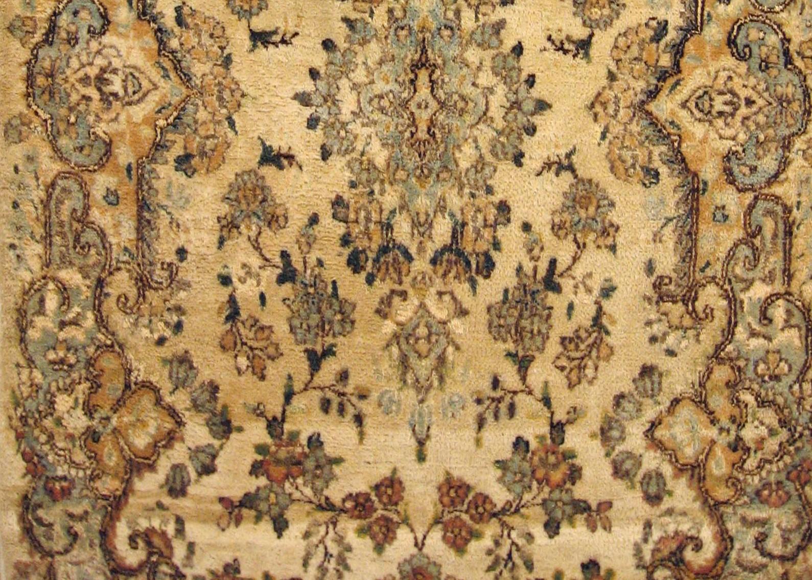 Antiker persischer Kerman- orientalischer Teppich, klein, mit zentralem Medaillon (Handgeknüpft) im Angebot