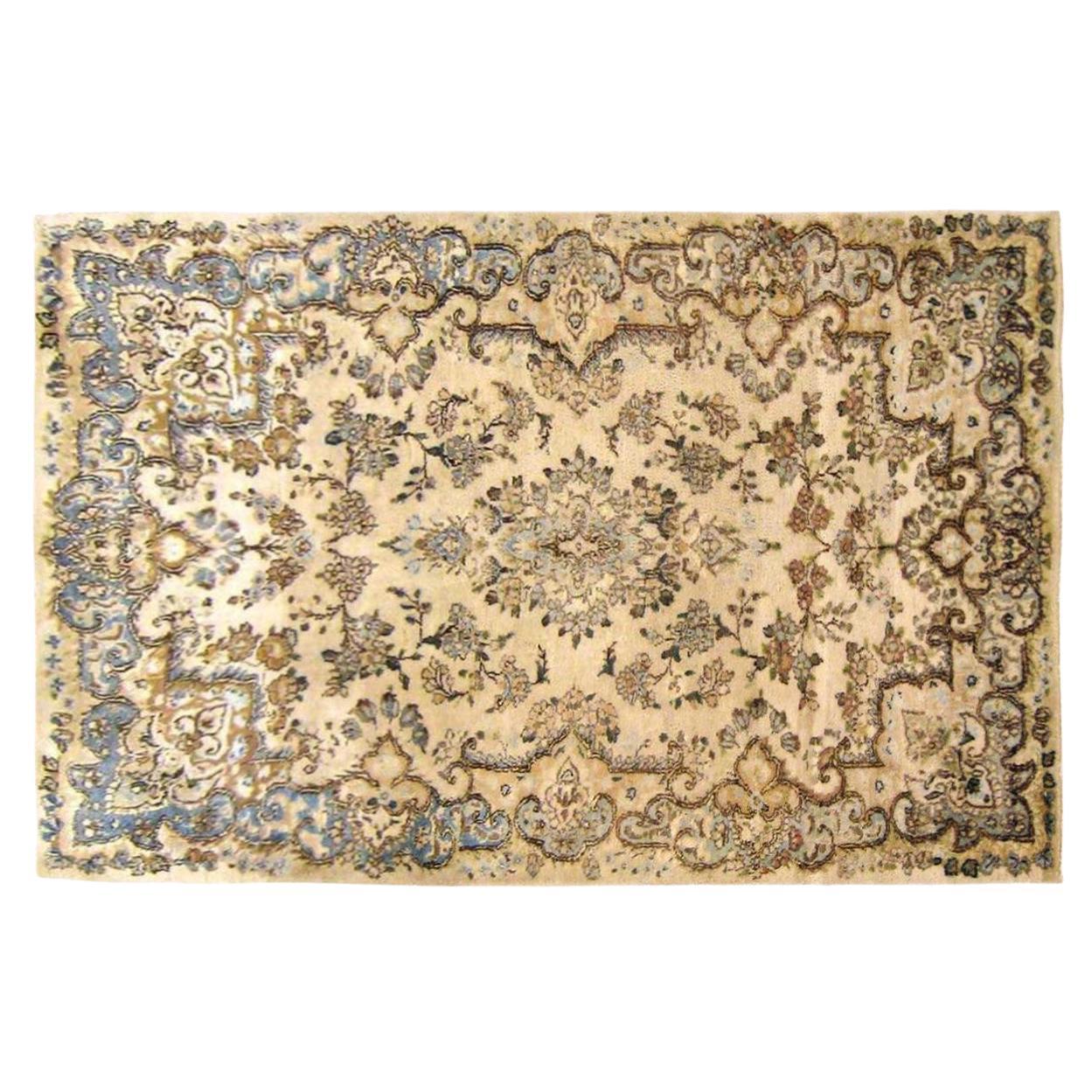 Antiker persischer Kerman- orientalischer Teppich, klein, mit zentralem Medaillon im Angebot