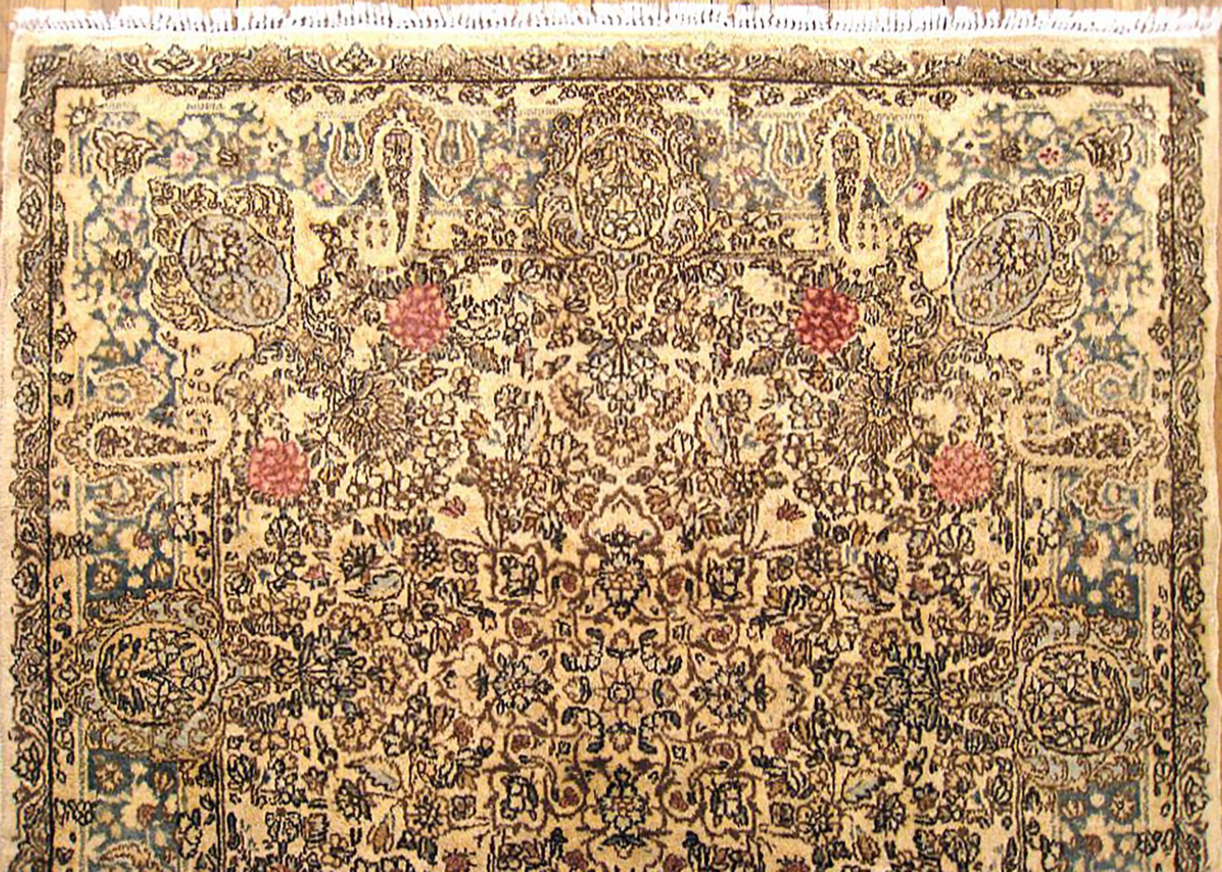 Annodato a mano Antico tappeto orientale persiano Kerman, di piccole dimensioni, con elementi floreali in vendita