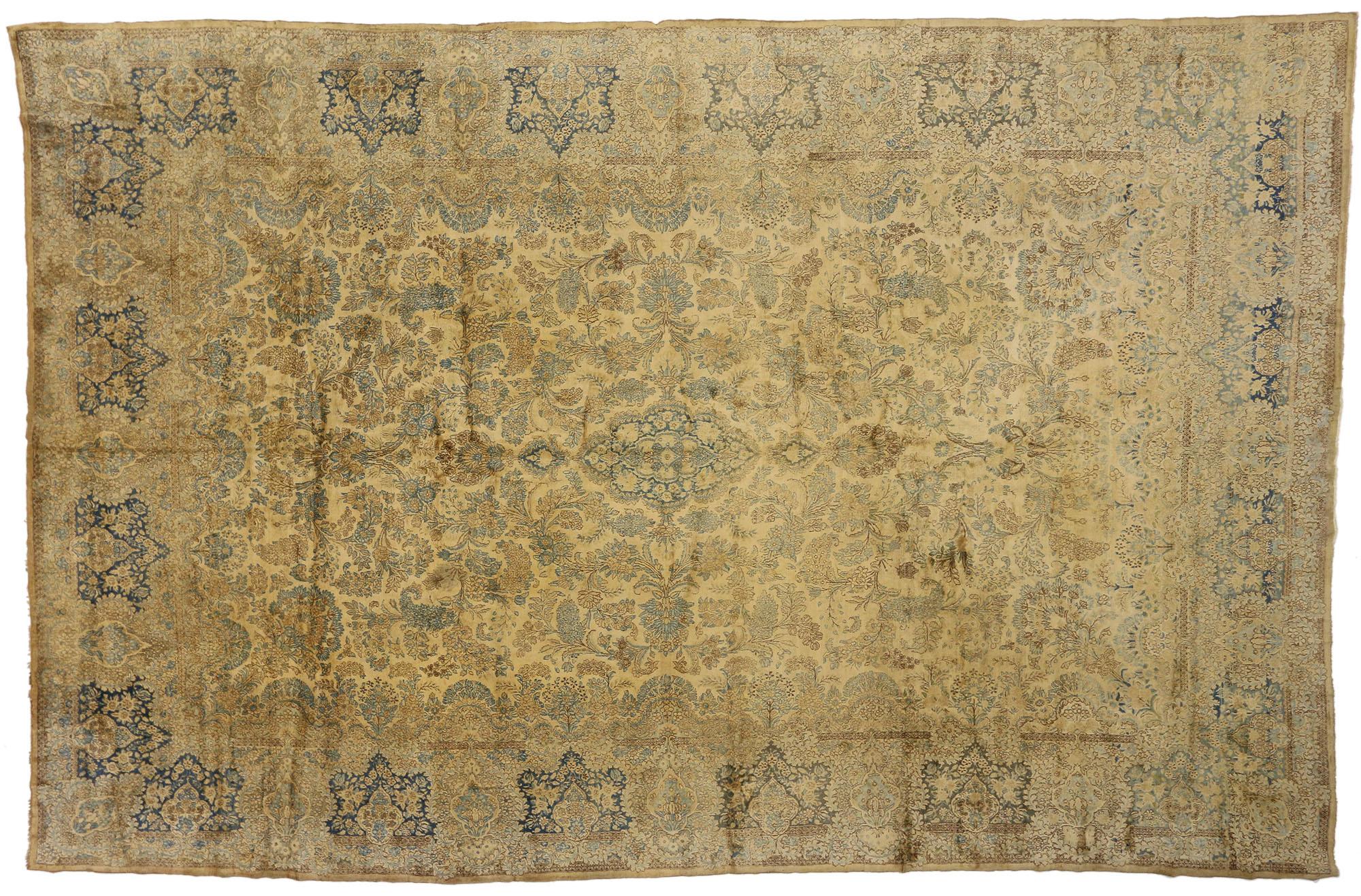 Tapis antique persan du palais de Kerman de style victorien français:: tapis Kirman Bon état - En vente à Dallas, TX