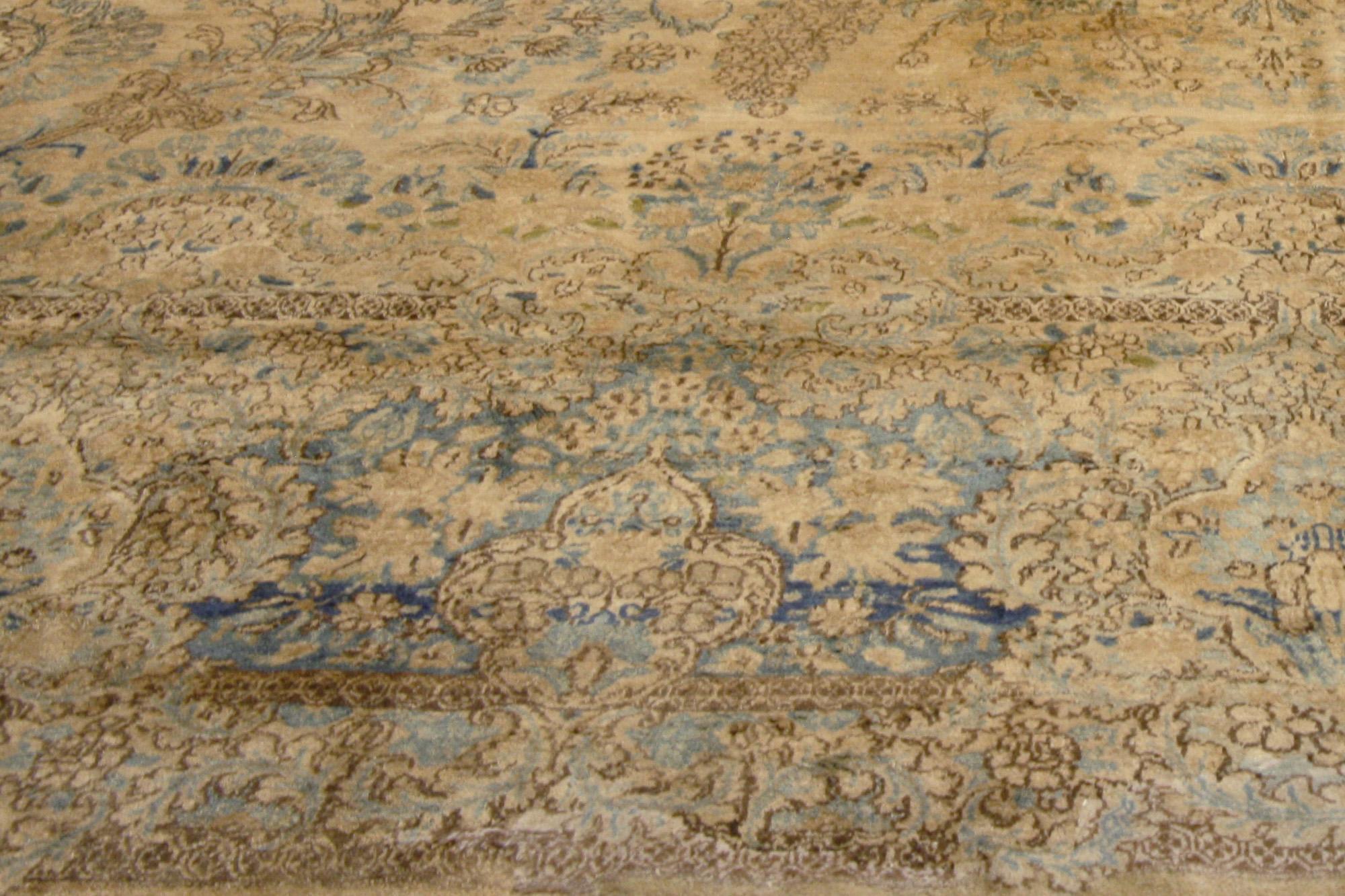 Late 19th Century Persian Kerman Rug with Traditional Style In Good Condition For Sale In Dallas, TX