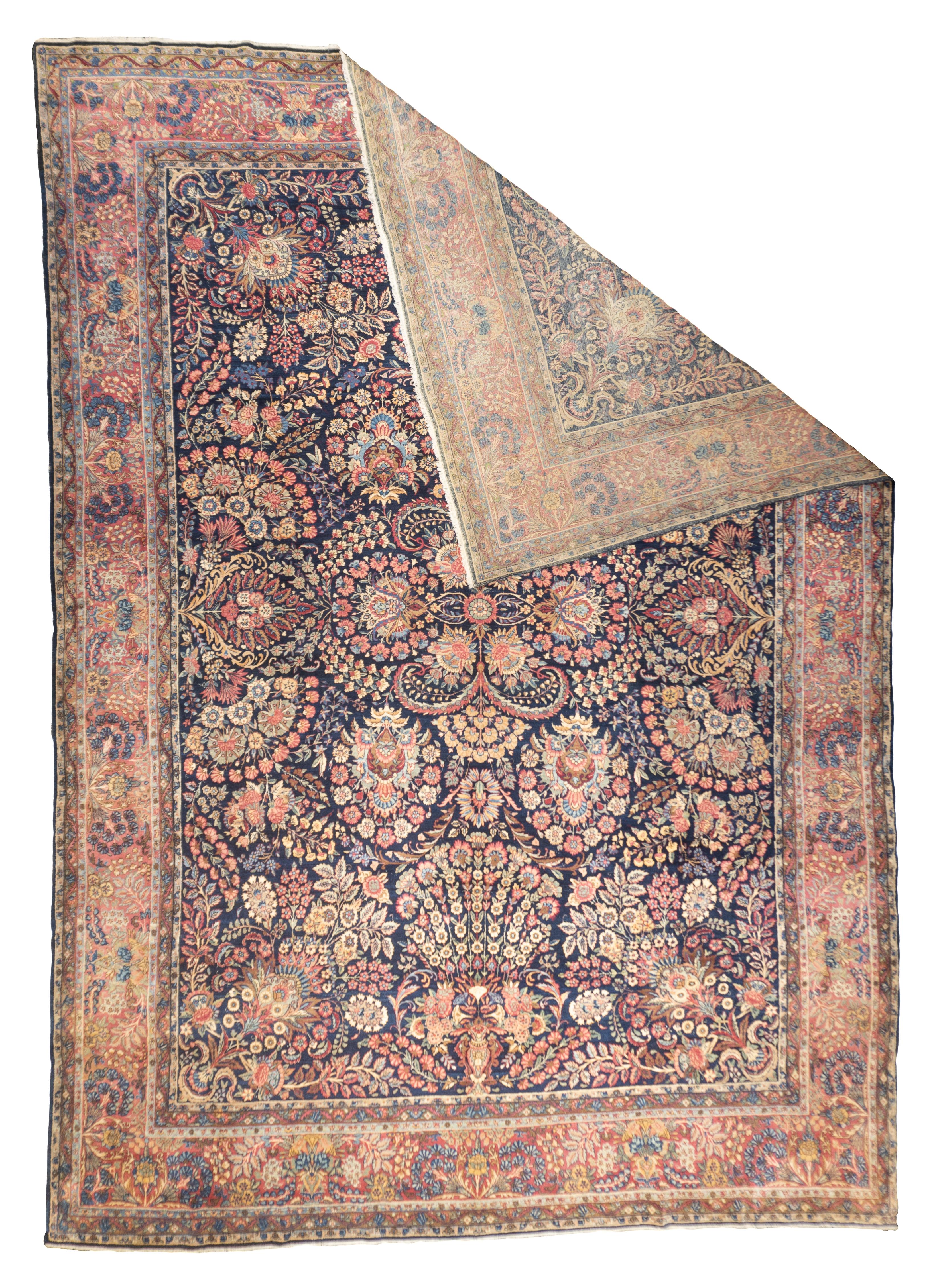 Tapis ancien persan Kerman 10'1'' x 14'3''. Ville persane SE, célèbre depuis le XVIIe siècle pour la variété artistique de ses tapis épars et de ses grands tapis de style médaillon et allover, qui évoluent en fonction des goûts des exportateurs. Au
