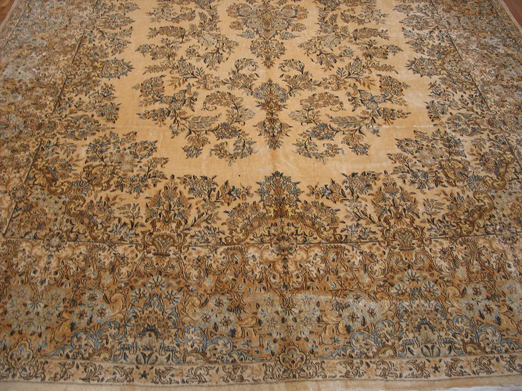 Antique Persian Kerman rug. Size: 10'8