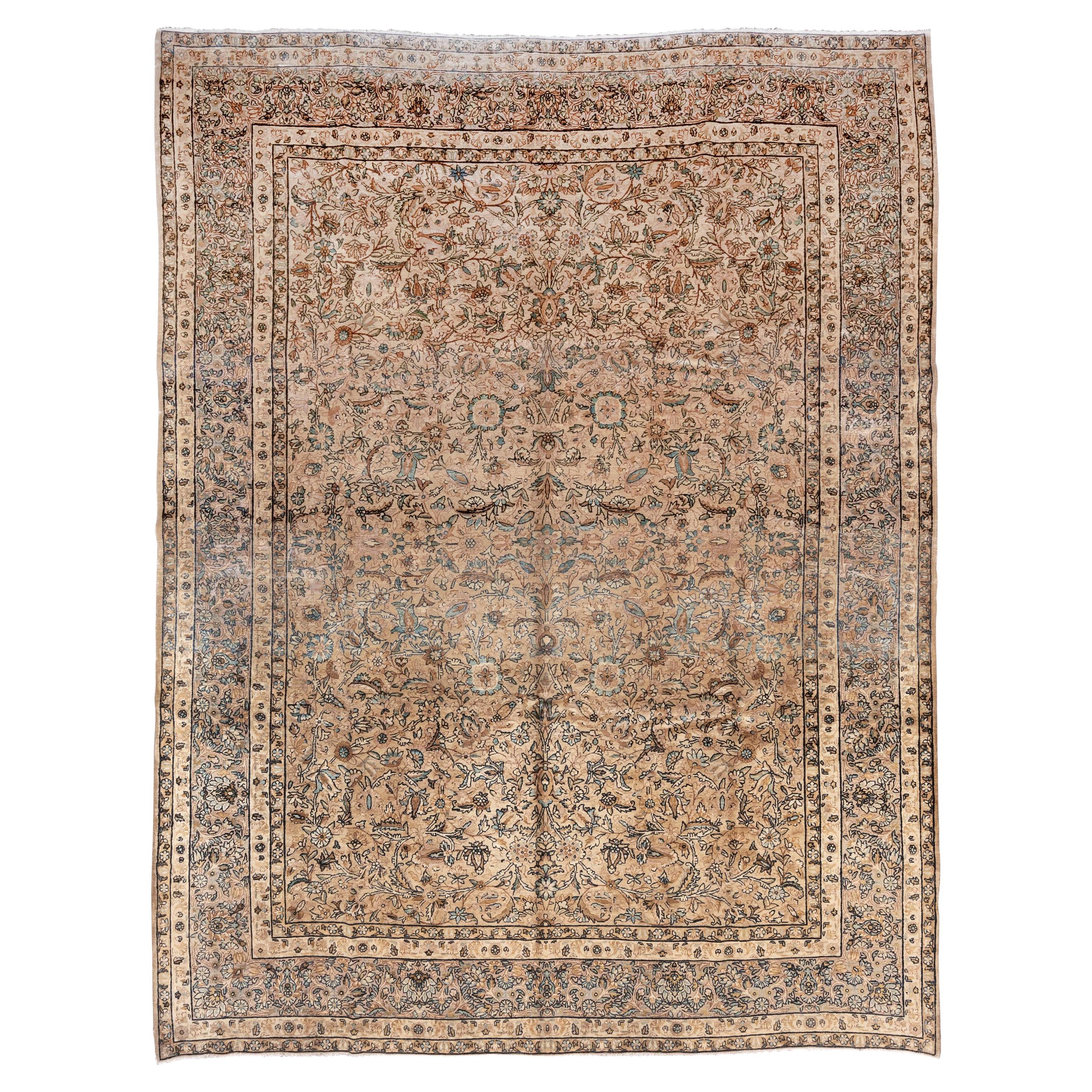 Antiker persischer Kerman-Teppich, beige Palette, blaue Akzente, ca. 1920er Jahre im Angebot