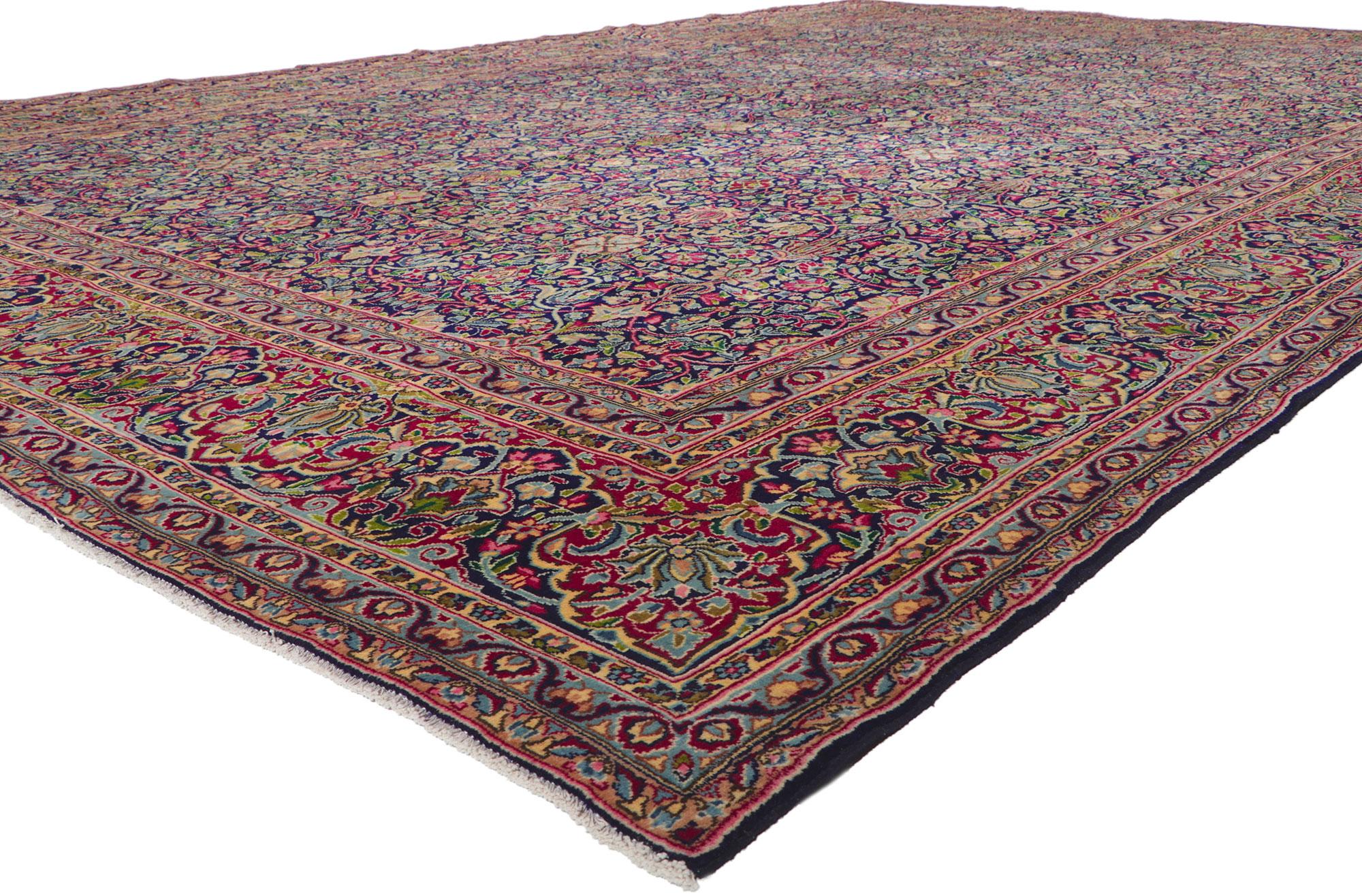 61202 Tappeto persiano antico Kerman 11'04 x 16'11. Un giardino paradisiaco si dispiega su questo antico tappeto persiano Kerman in lana annodato a mano, una testimonianza luminosa dell'opulenza dell'artigianato del primo Novecento. Ogni centimetro
