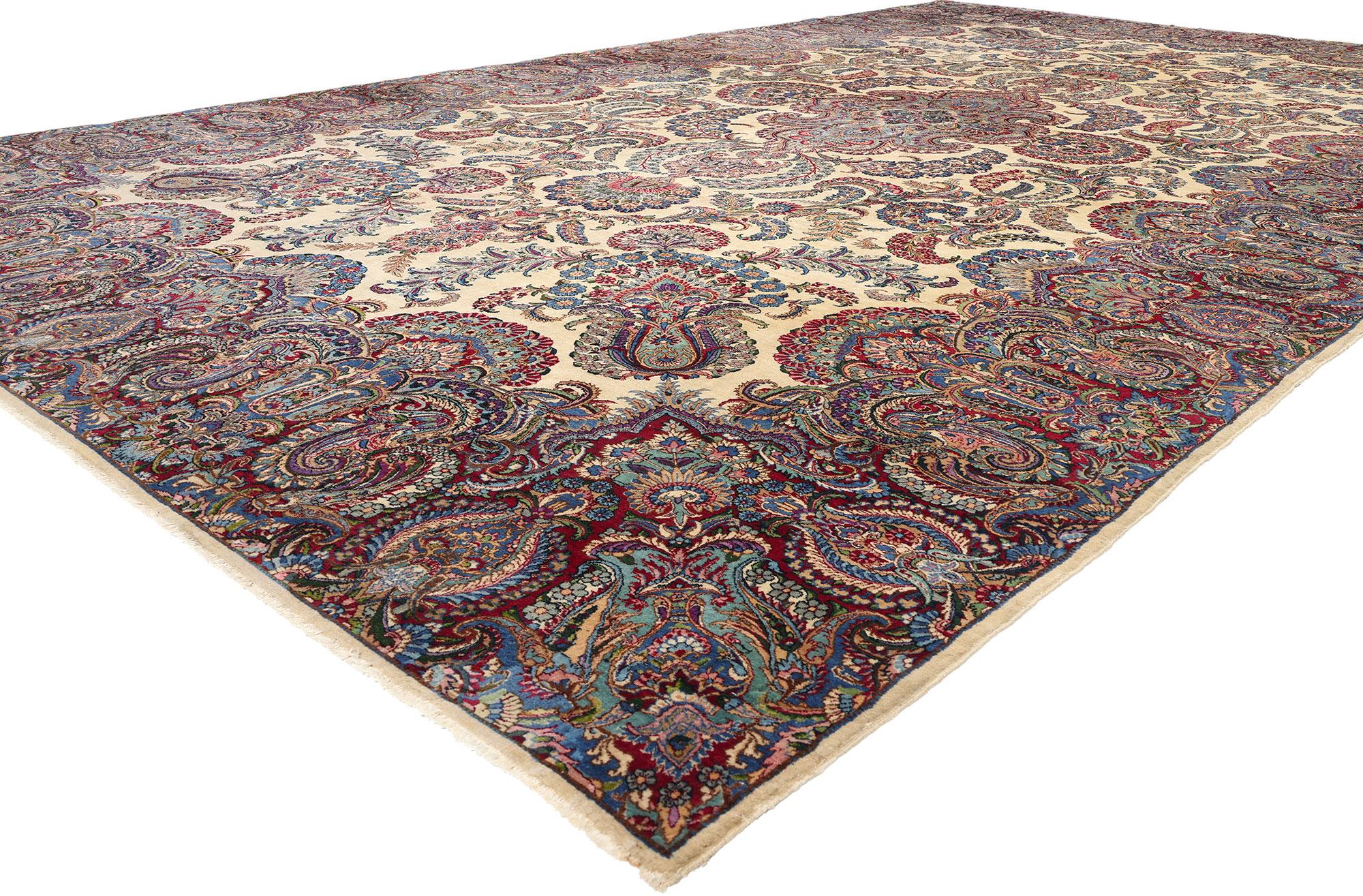 78750 Übergroßer antiker persischer Kerman-Teppich, 11'08 x 19'05. Persische Kerman-Teppiche in Übergröße sind großformatige Teppiche, die aus der Stadt Kerman im Iran stammen. Diese Teppiche zeichnen sich durch ihre großzügigen Abmessungen aus, die