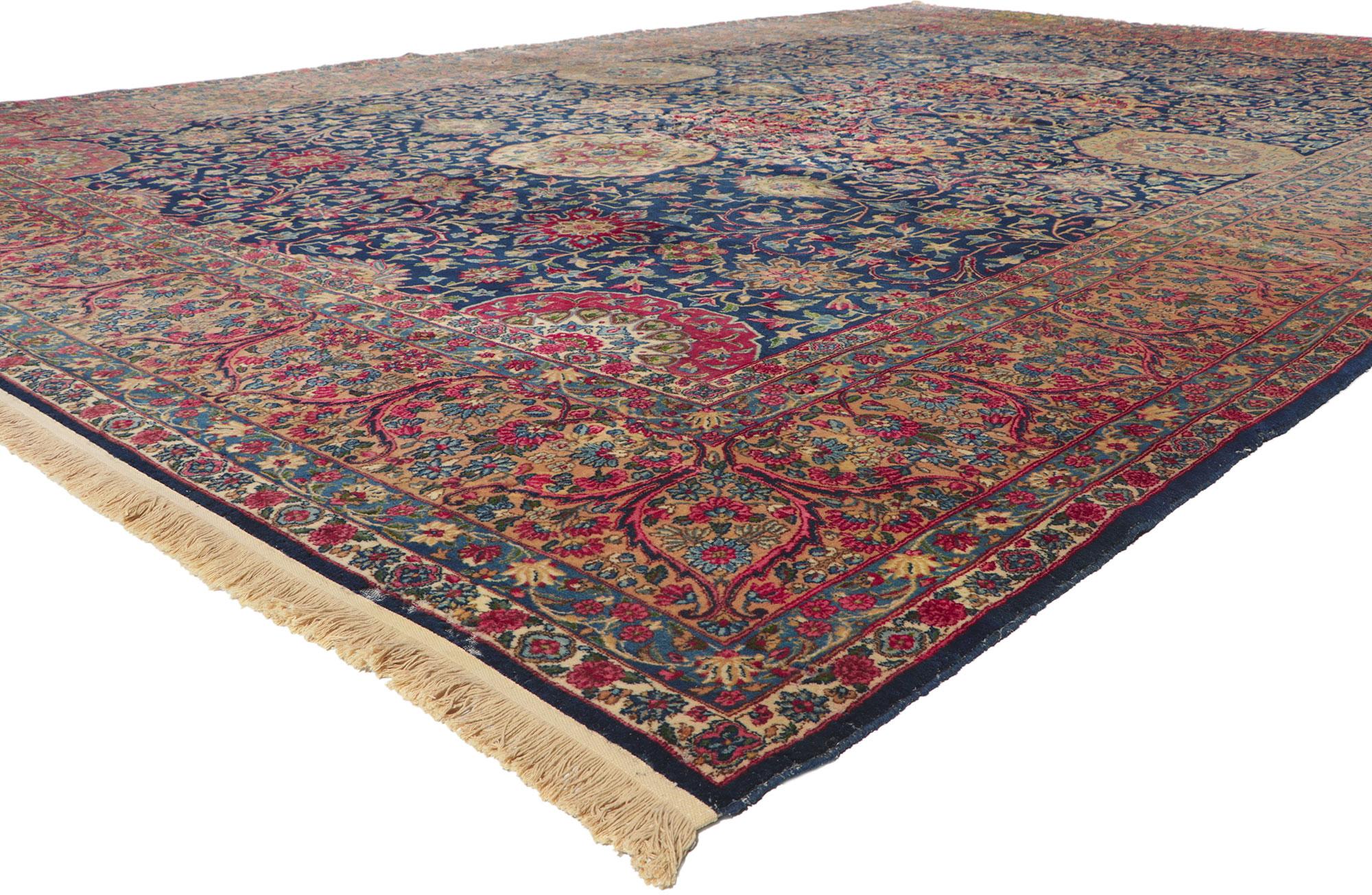 78354 Antiker persischer Kerman-Teppich, 11'02 x 16'07. Mit seinen palastartigen Dimensionen, seinen unglaublichen Details und seiner Struktur ist dieser handgeknüpfte antike persische Kerman-Teppich aus Wolle eine fesselnde Vision von gewebter