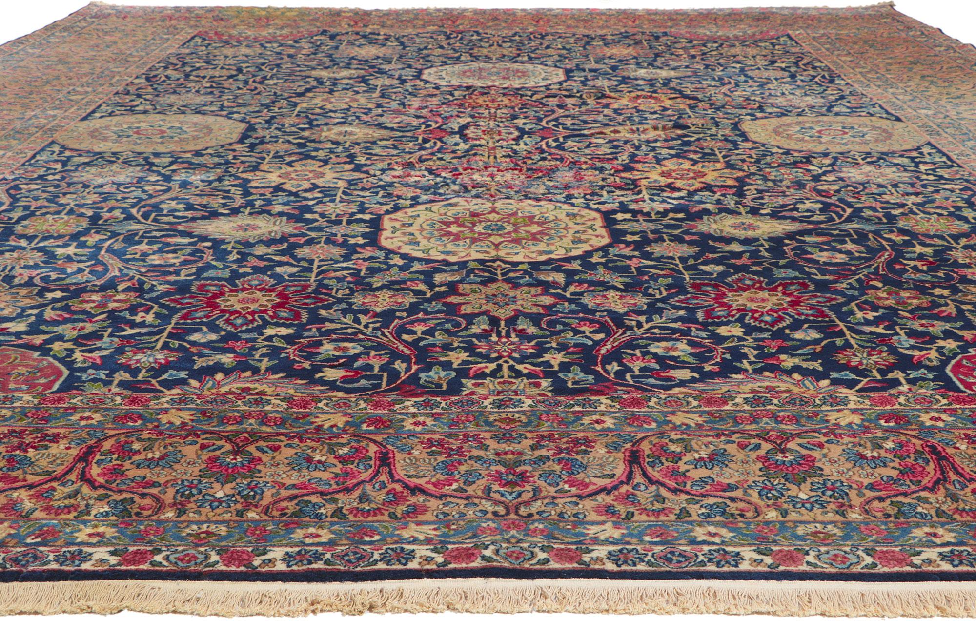 Antiker persischer Kerman-Teppich in Hotel-Lobby-Größe, antik (Kirman) im Angebot
