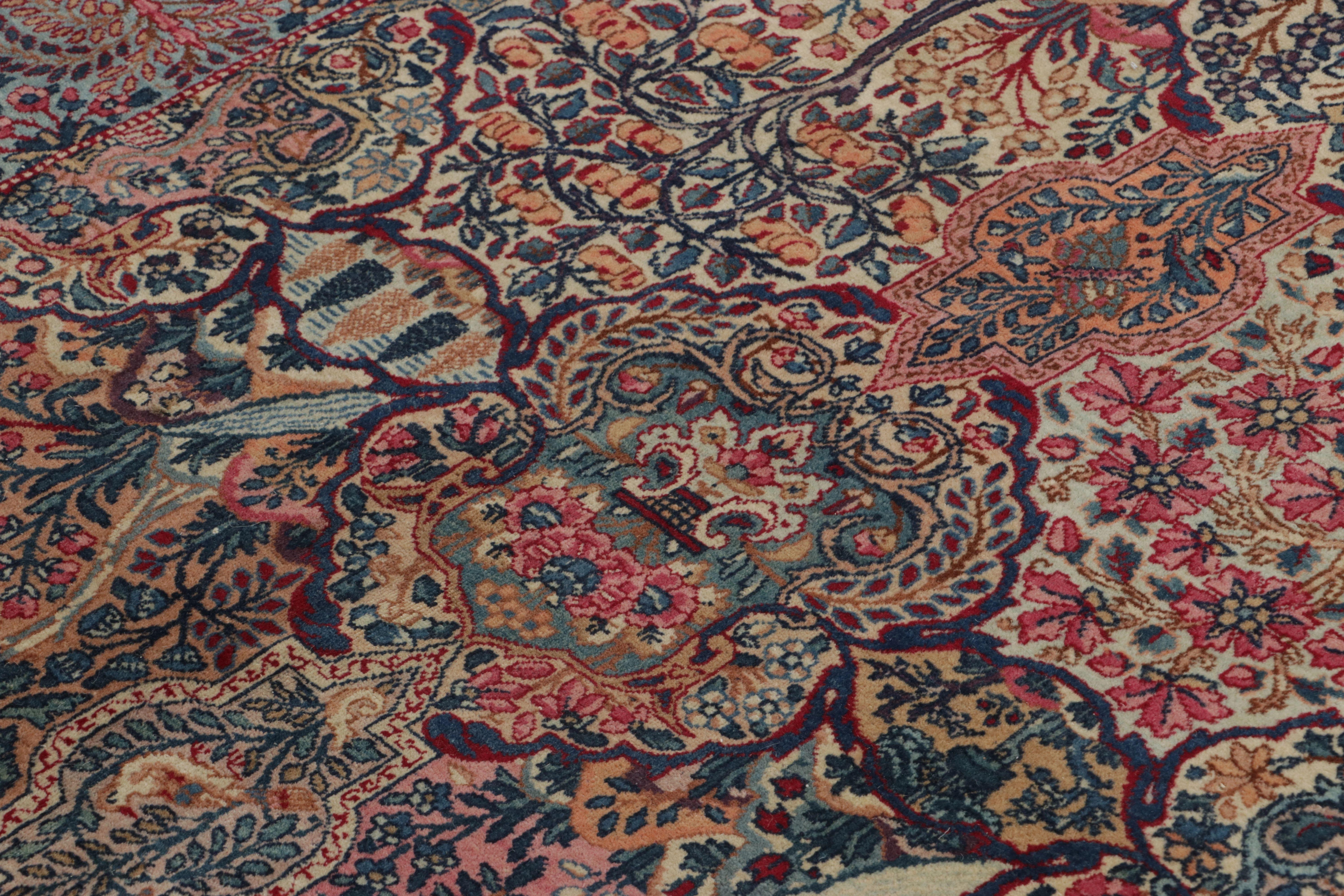 Questo tappeto persiano antico 10x16 rappresenta una delle più belle curatele della rinomata provenienza Kerman mai viste da Rug & Kilim: una selezione regale e un esemplare della loro qualità, che mostra una densità di disegni mitologici e un