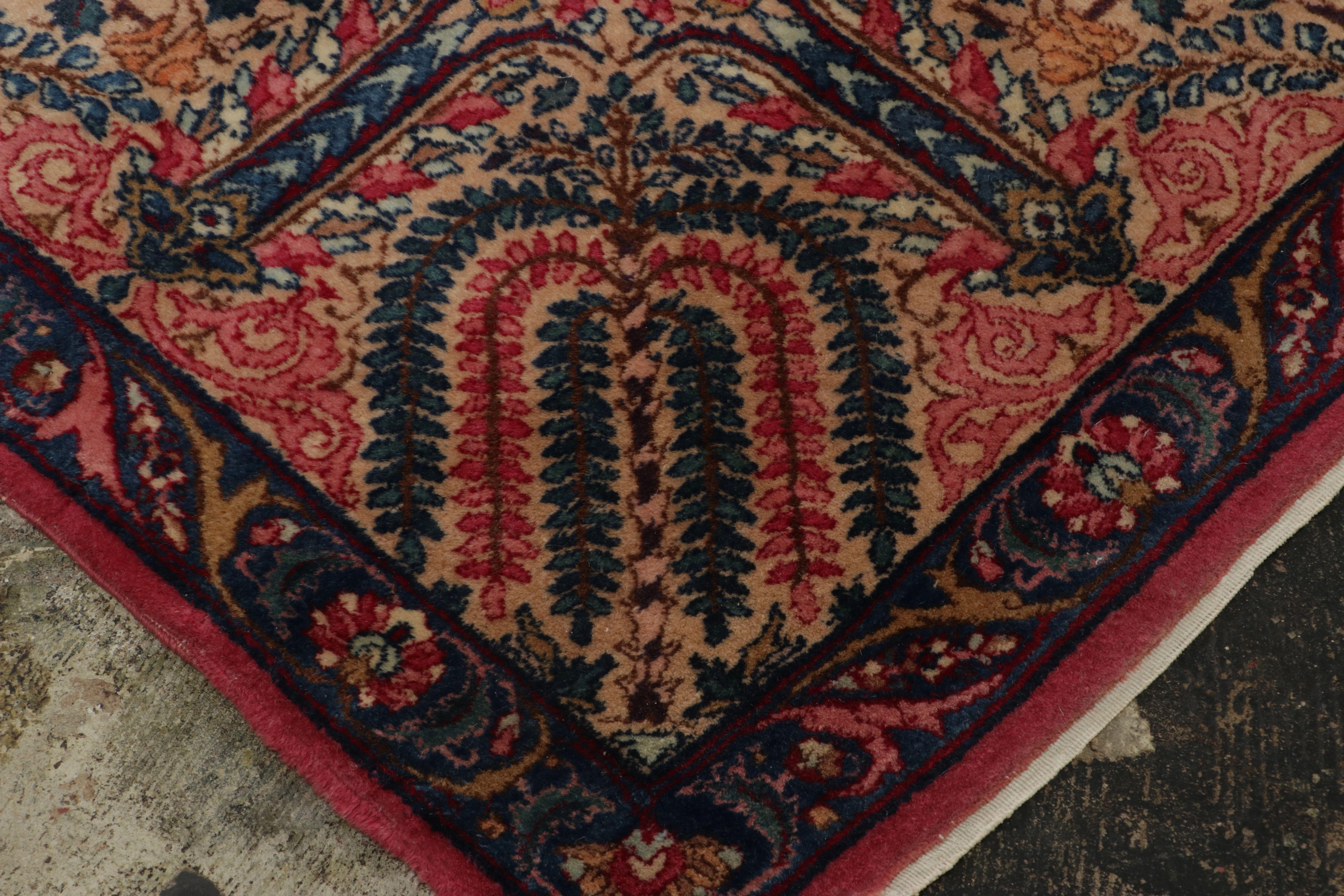 Annodato a mano Antico tappeto persiano Kerman, disegno floreale regale in innumerevoli colori Rug & Kilim in vendita