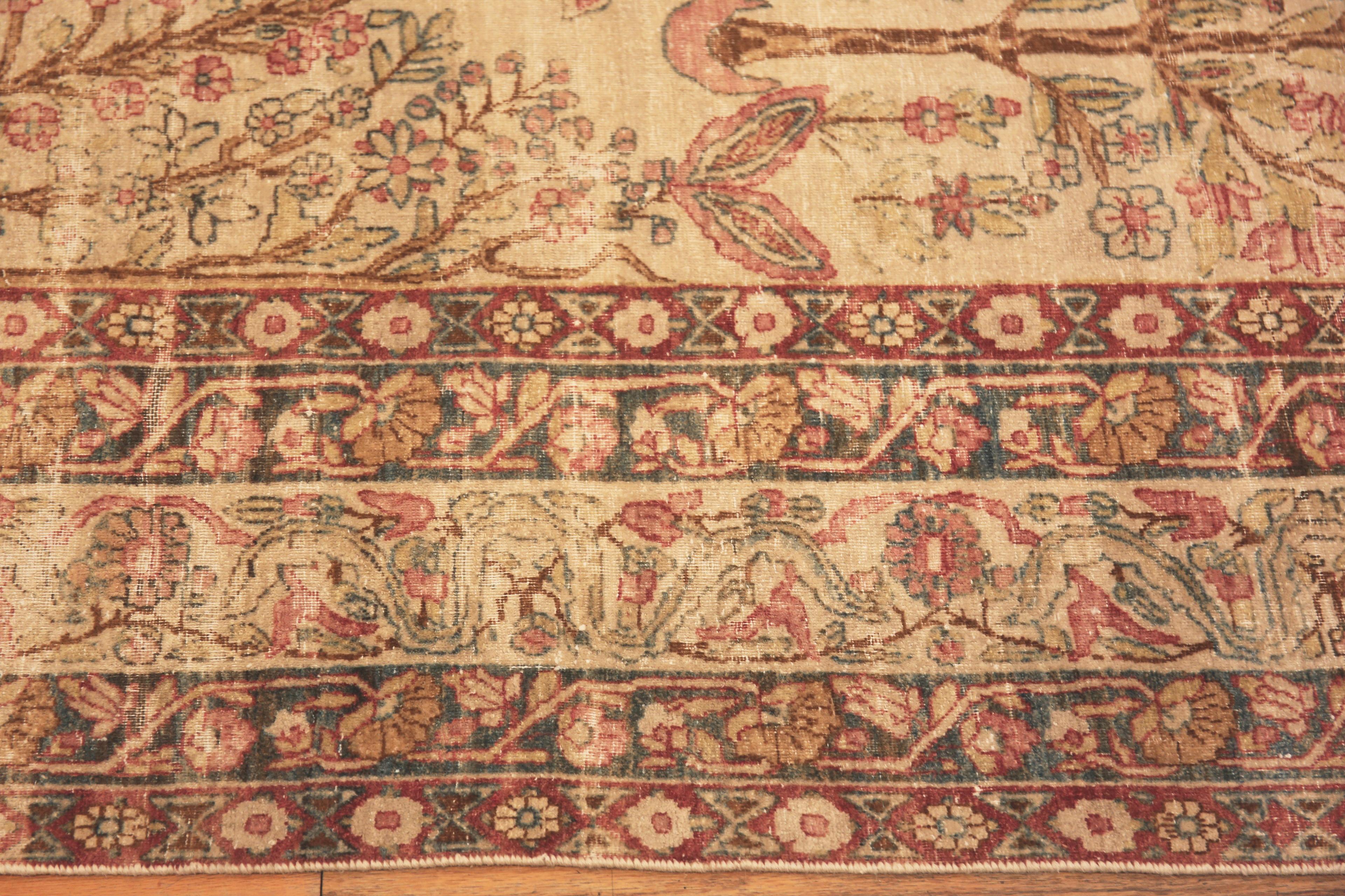 Antiker persischer Kerman-Teppich, signiert Taftanchian, 6 Fuß 8 Zoll x 8 Fuß 8 Zoll (Persisch) im Angebot