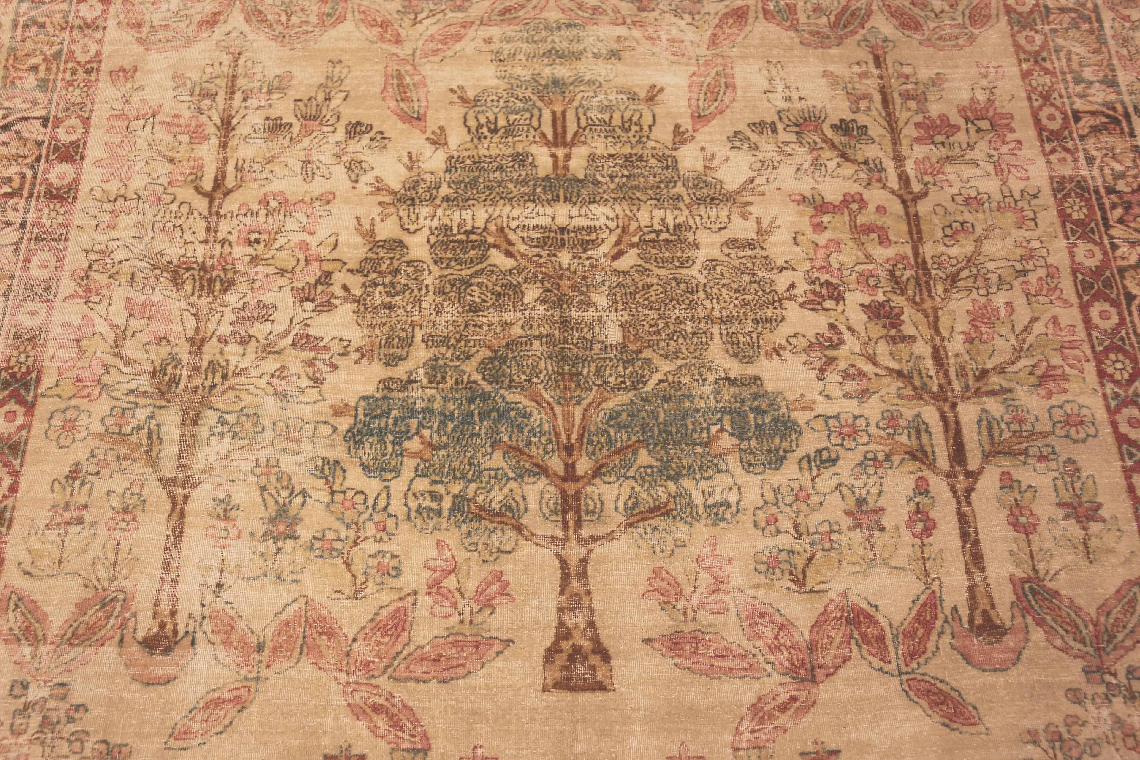 Antiker persischer Kerman-Teppich, signiert Taftanchian, 6 Fuß 8 Zoll x 8 Fuß 8 Zoll im Zustand „Gut“ im Angebot in New York, NY