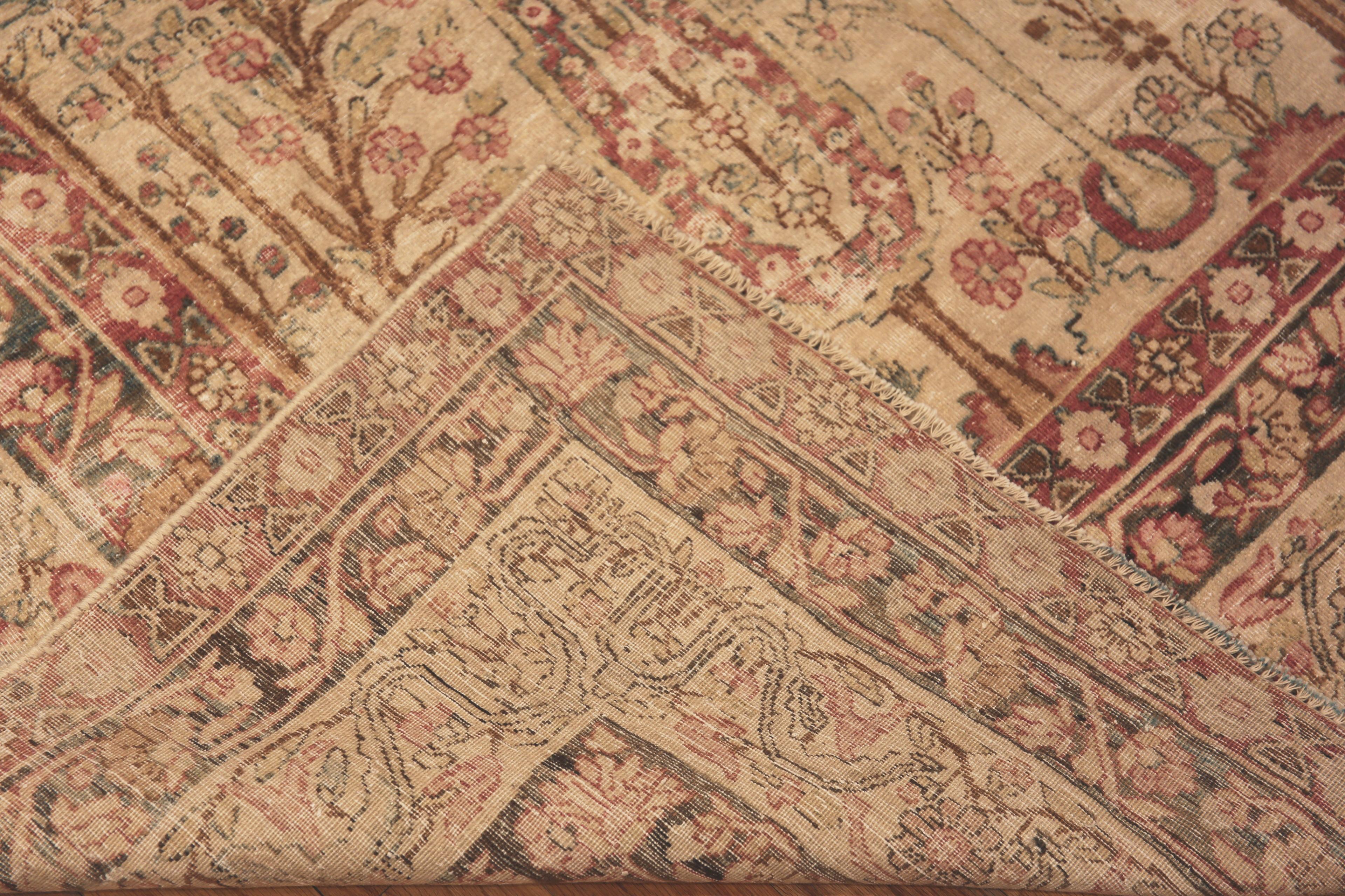 Antiker persischer Kerman-Teppich, signiert Taftanchian, 6 Fuß 8 Zoll x 8 Fuß 8 Zoll (20. Jahrhundert) im Angebot