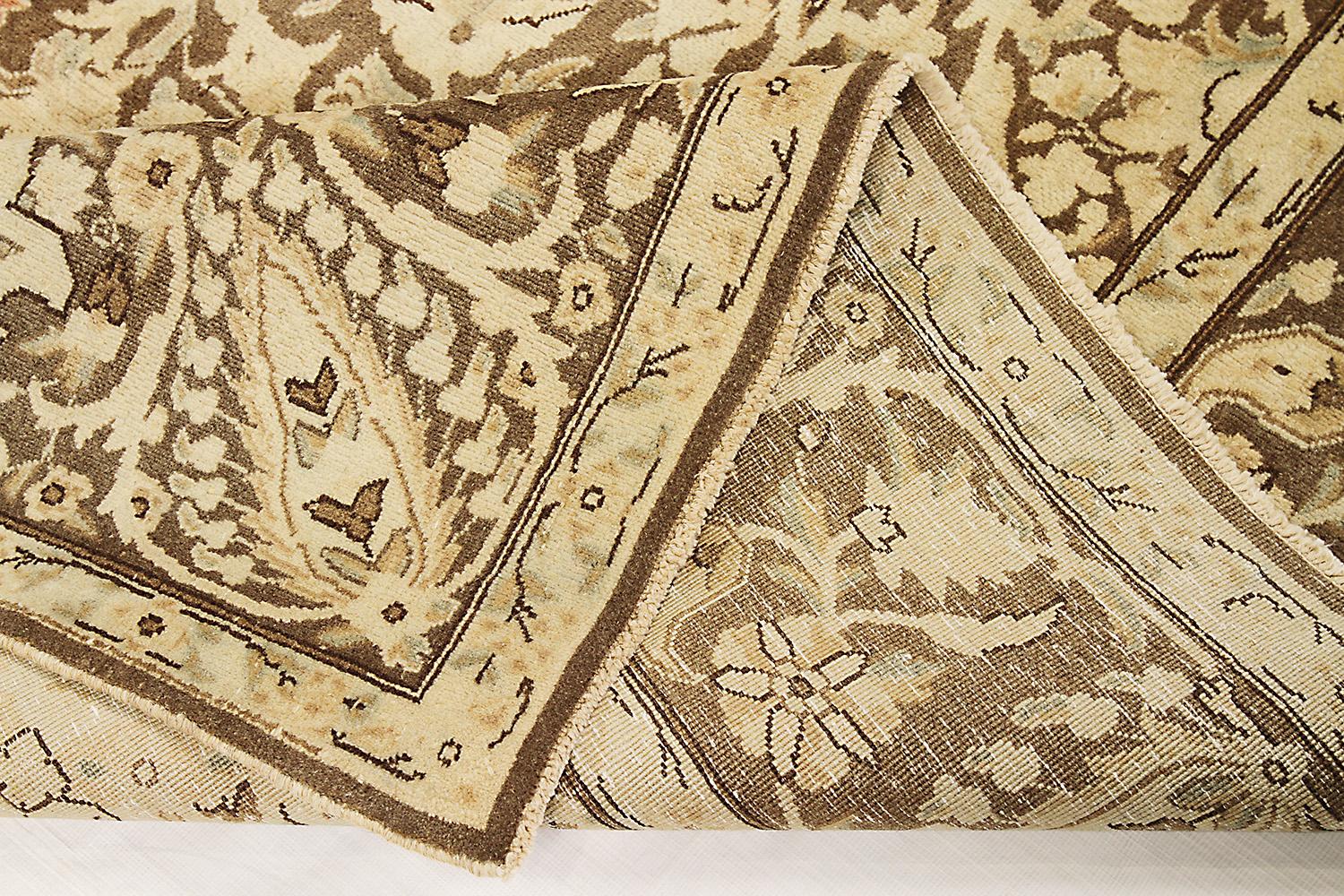 Antiker persischer Kerman-Teppich mit schwarzem und beigem Blumenmotiv auf elfenbeinfarbenem Feld (Handgewebt) im Angebot
