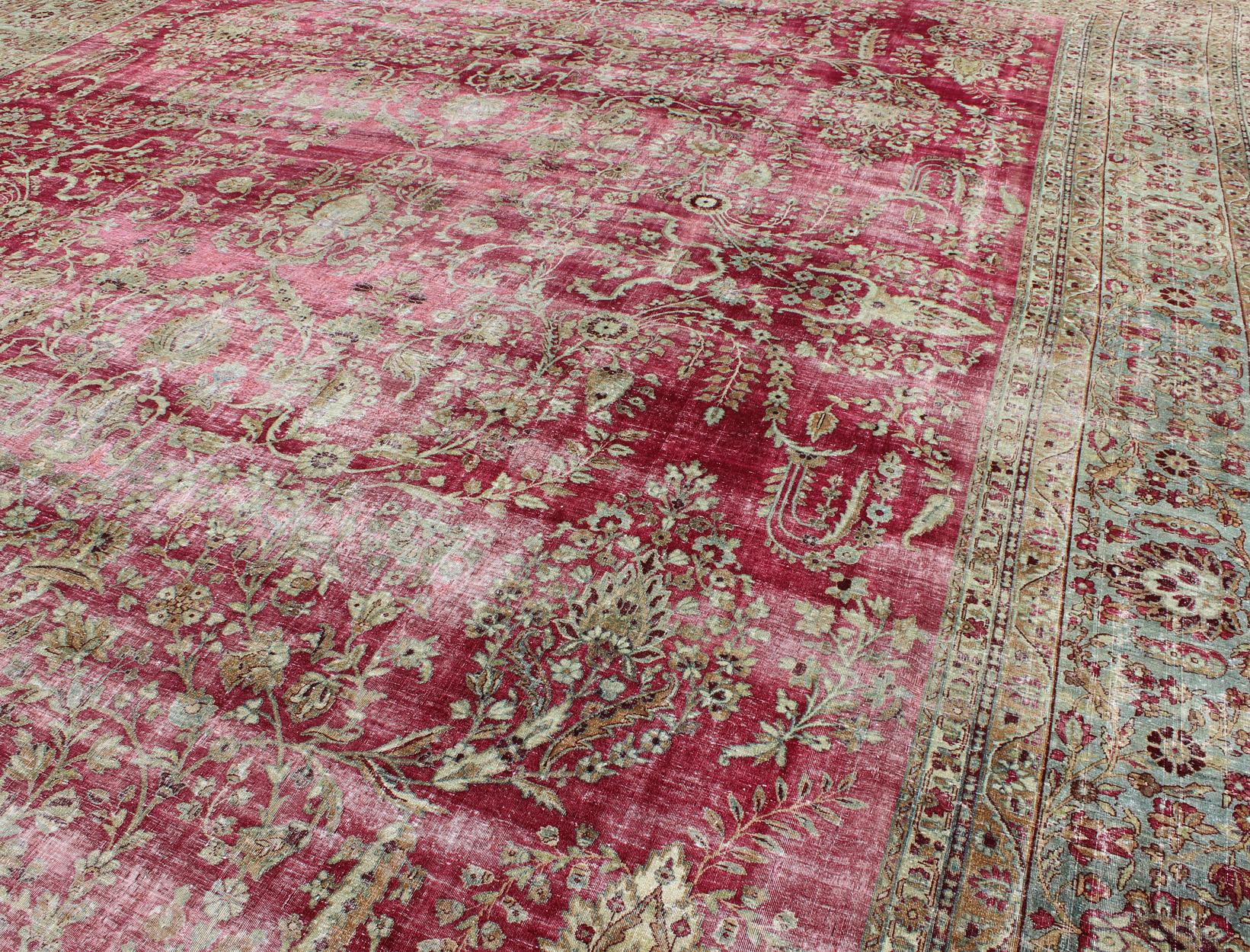 Antiker persischer Lavar Kerman-Teppich im All-Over-Blumenmuster im Used-Look im Angebot 2