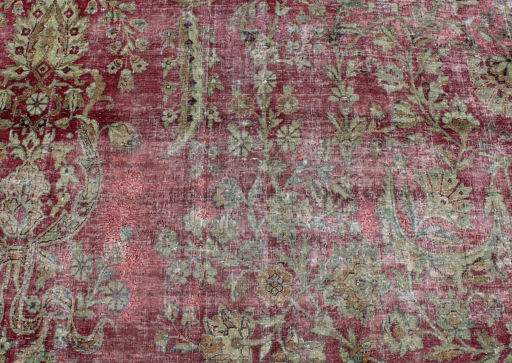 Antiker persischer Lavar Kerman-Teppich im All-Over-Blumenmuster im Used-Look im Zustand „Starke Gebrauchsspuren“ im Angebot in Atlanta, GA
