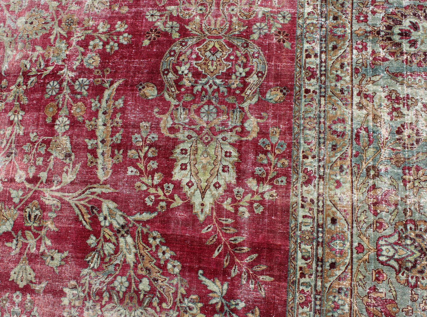 Antiker persischer Lavar Kerman-Teppich im All-Over-Blumenmuster im Used-Look im Angebot 1