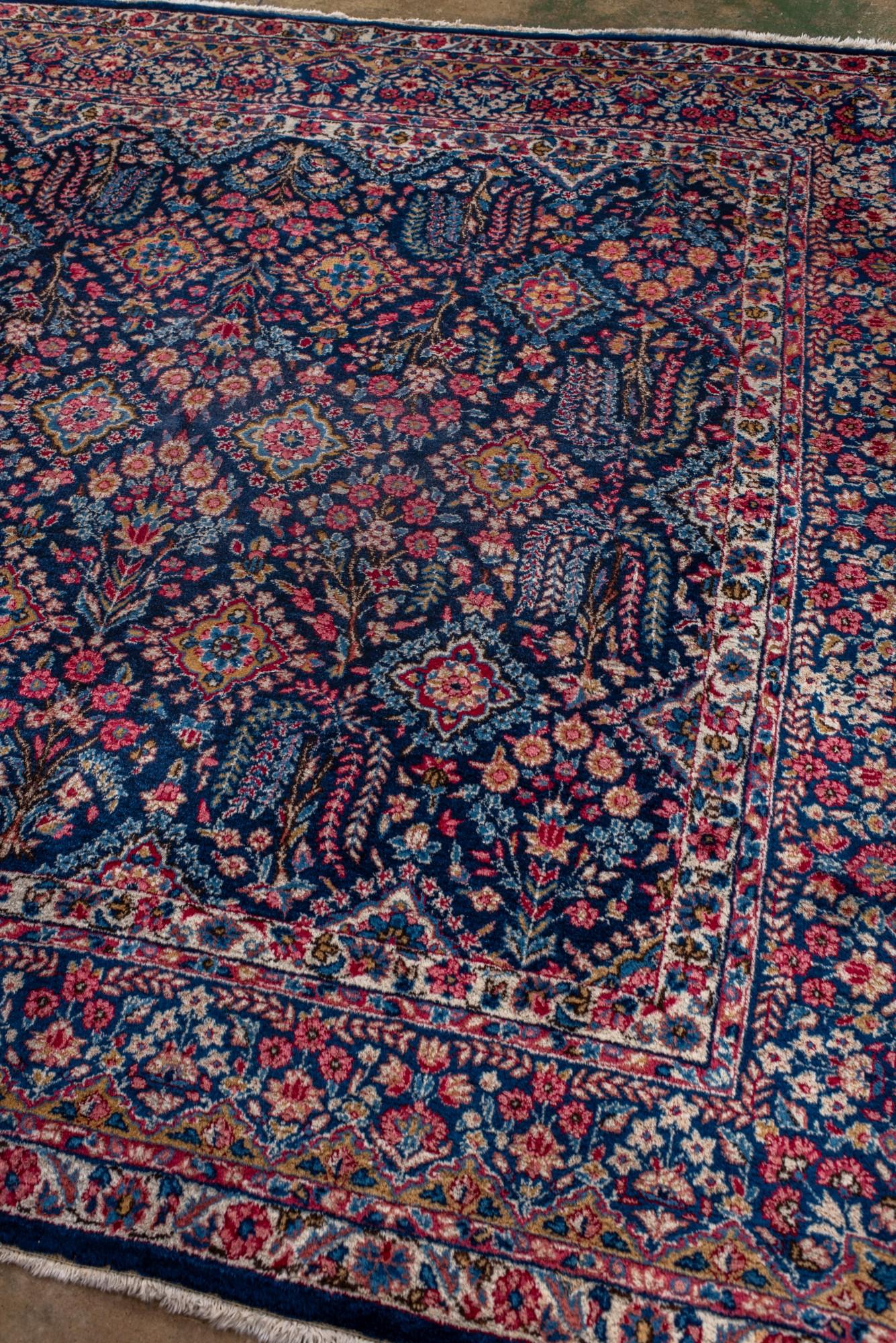 Antique Persian Kerman Rug with Floral Medallion Pattern (Persisch) im Angebot