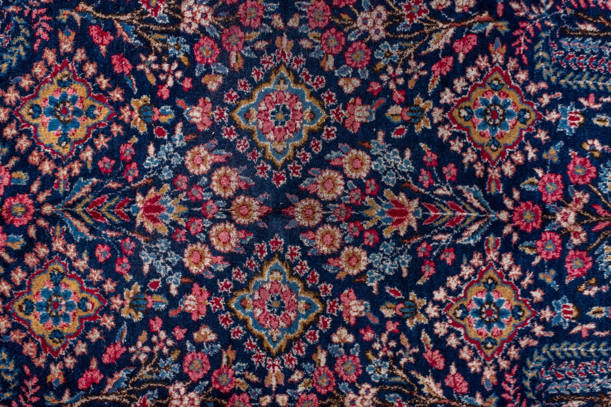 Antique Persian Kerman Rug with Floral Medallion Pattern (Handgeknüpft) im Angebot