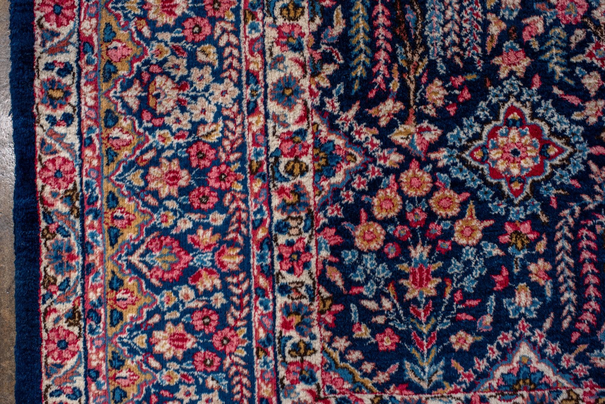 Antique Persian Kerman Rug with Floral Medallion Pattern im Zustand „Gut“ im Angebot in New York, NY