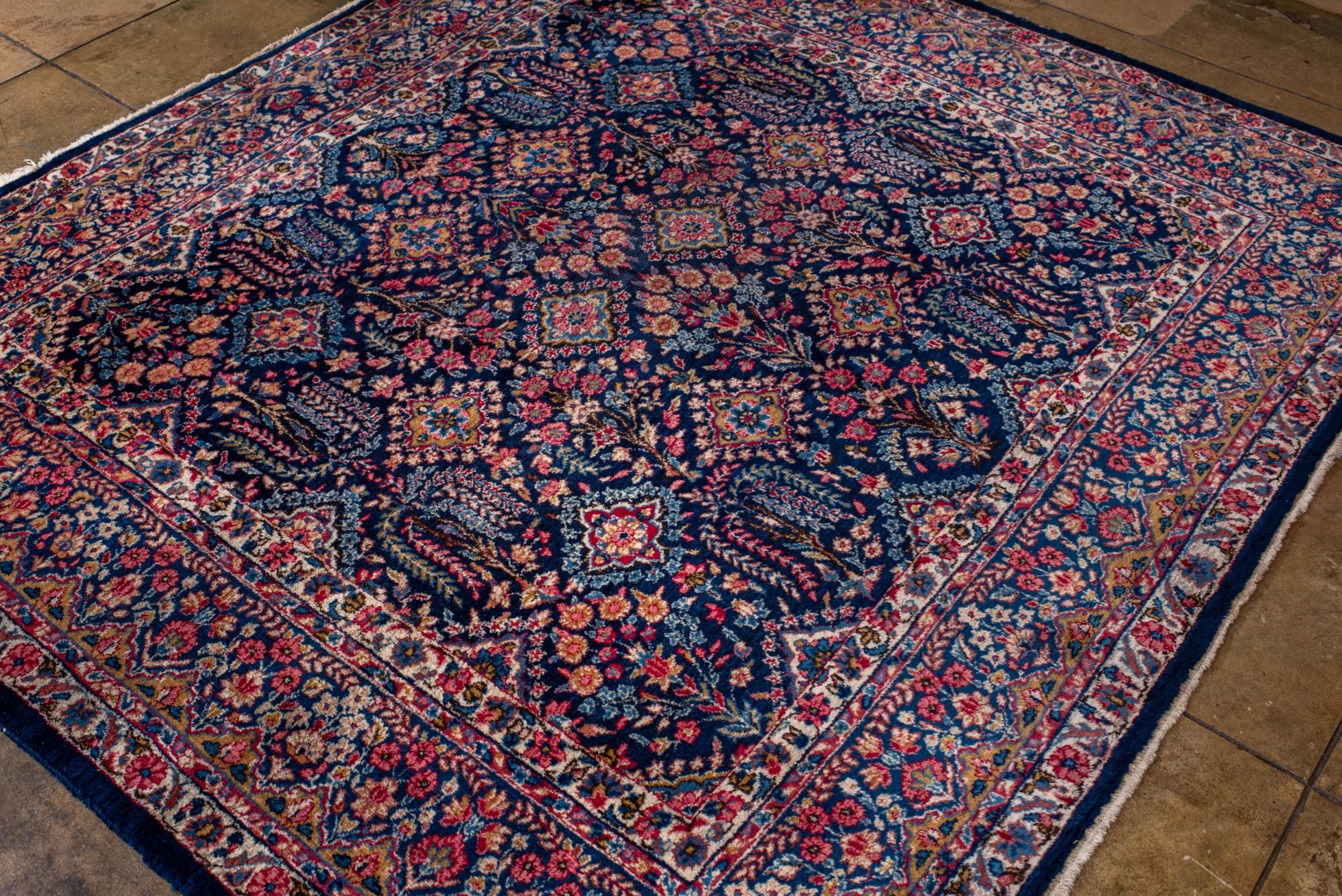 Antique Persian Kerman Rug with Floral Medallion Pattern (20. Jahrhundert) im Angebot