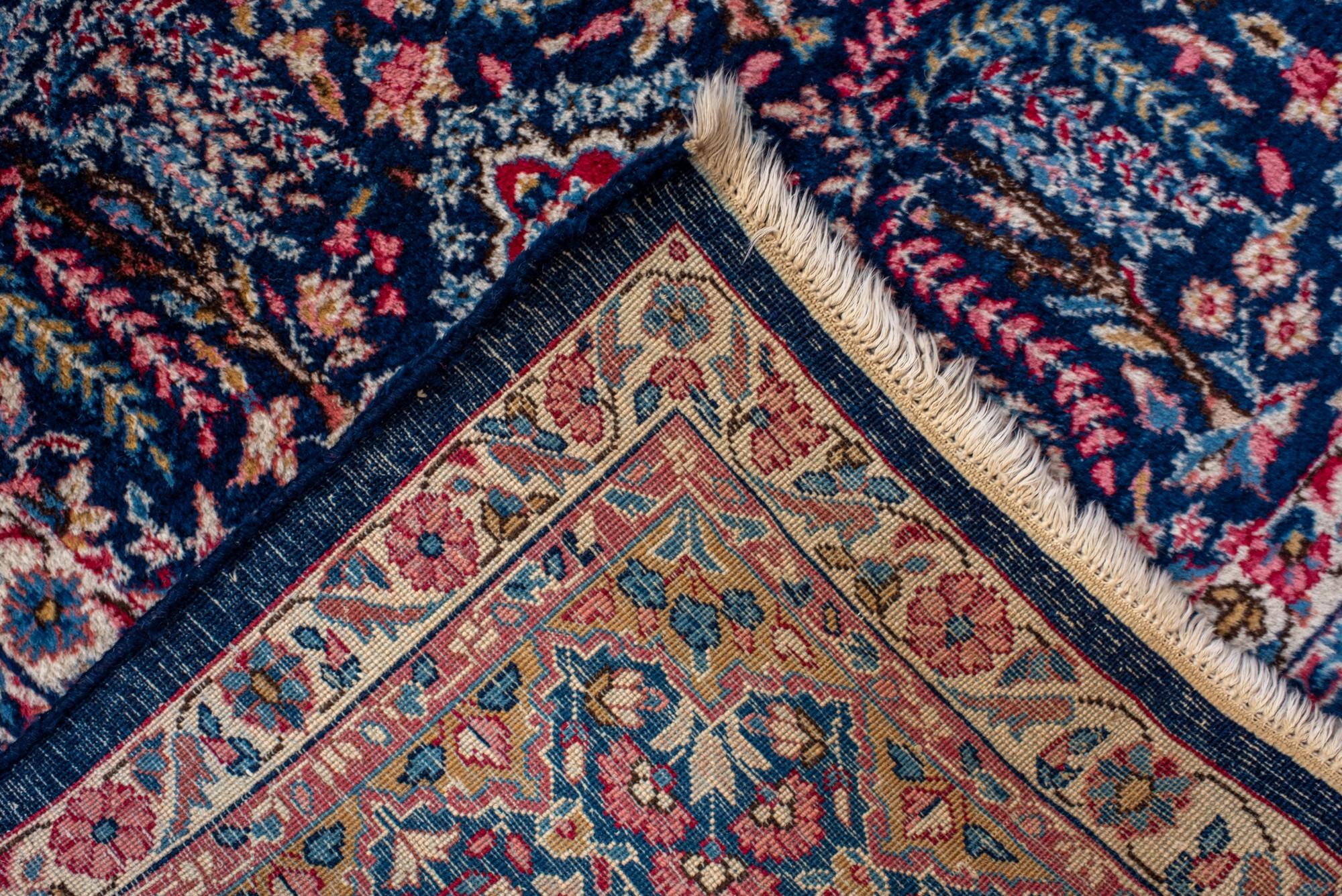 Antique Persian Kerman Rug with Floral Medallion Pattern (Wolle) im Angebot