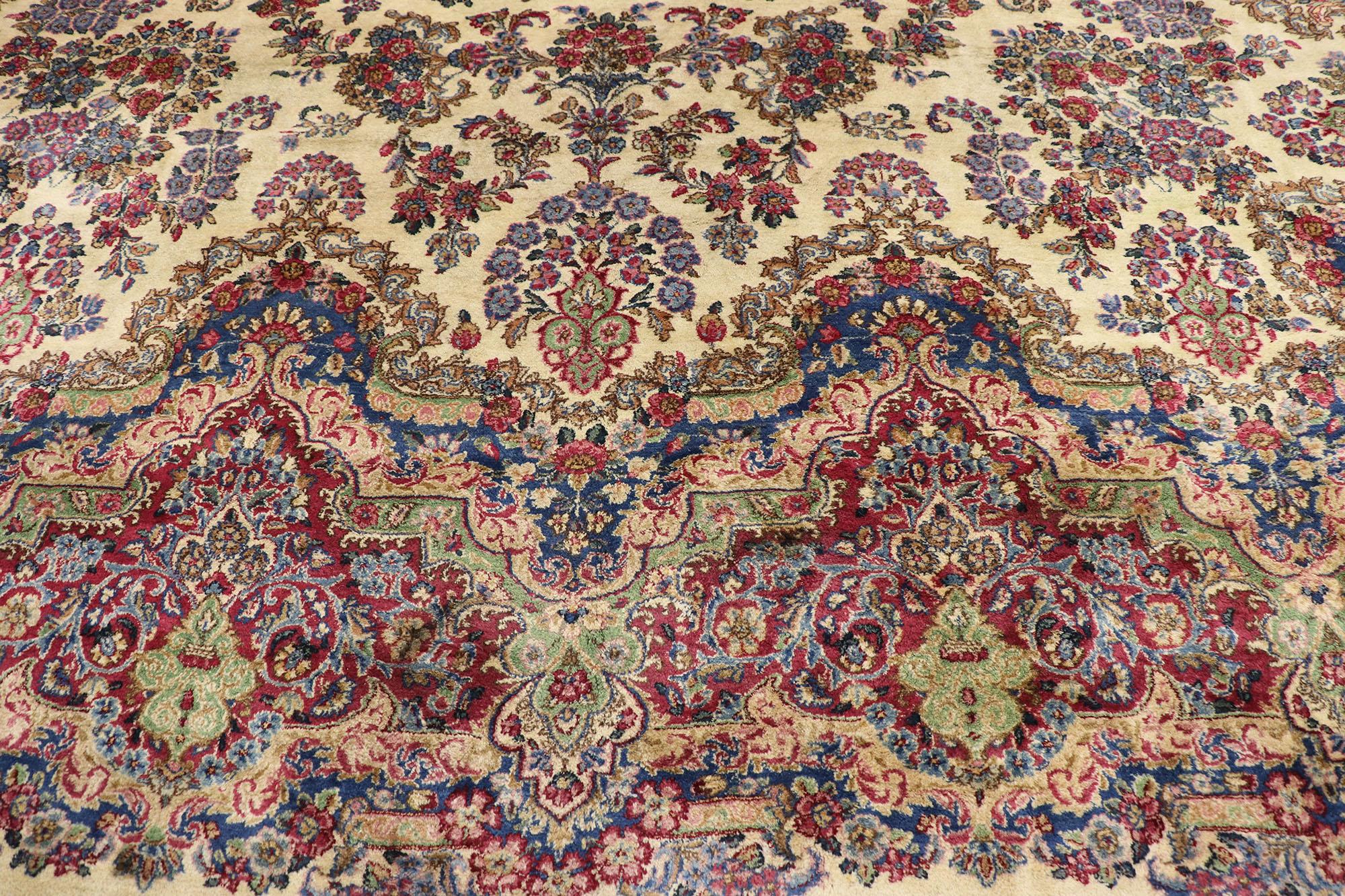 Noué à la main Ancien tapis persan Kerman de style victorien français, tapis Kirman ancien en vente