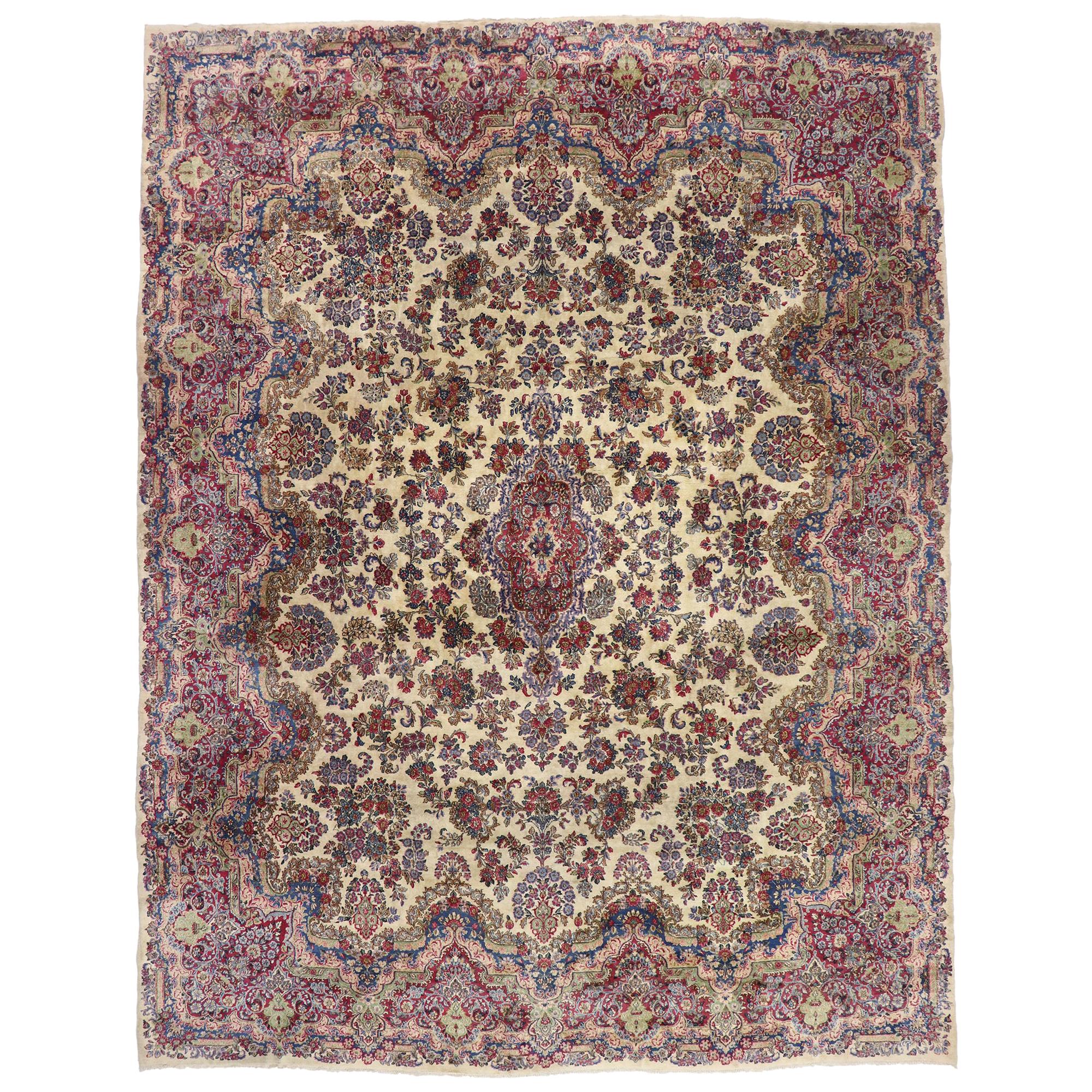 Ancien tapis persan Kerman de style victorien français, tapis Kirman ancien en vente