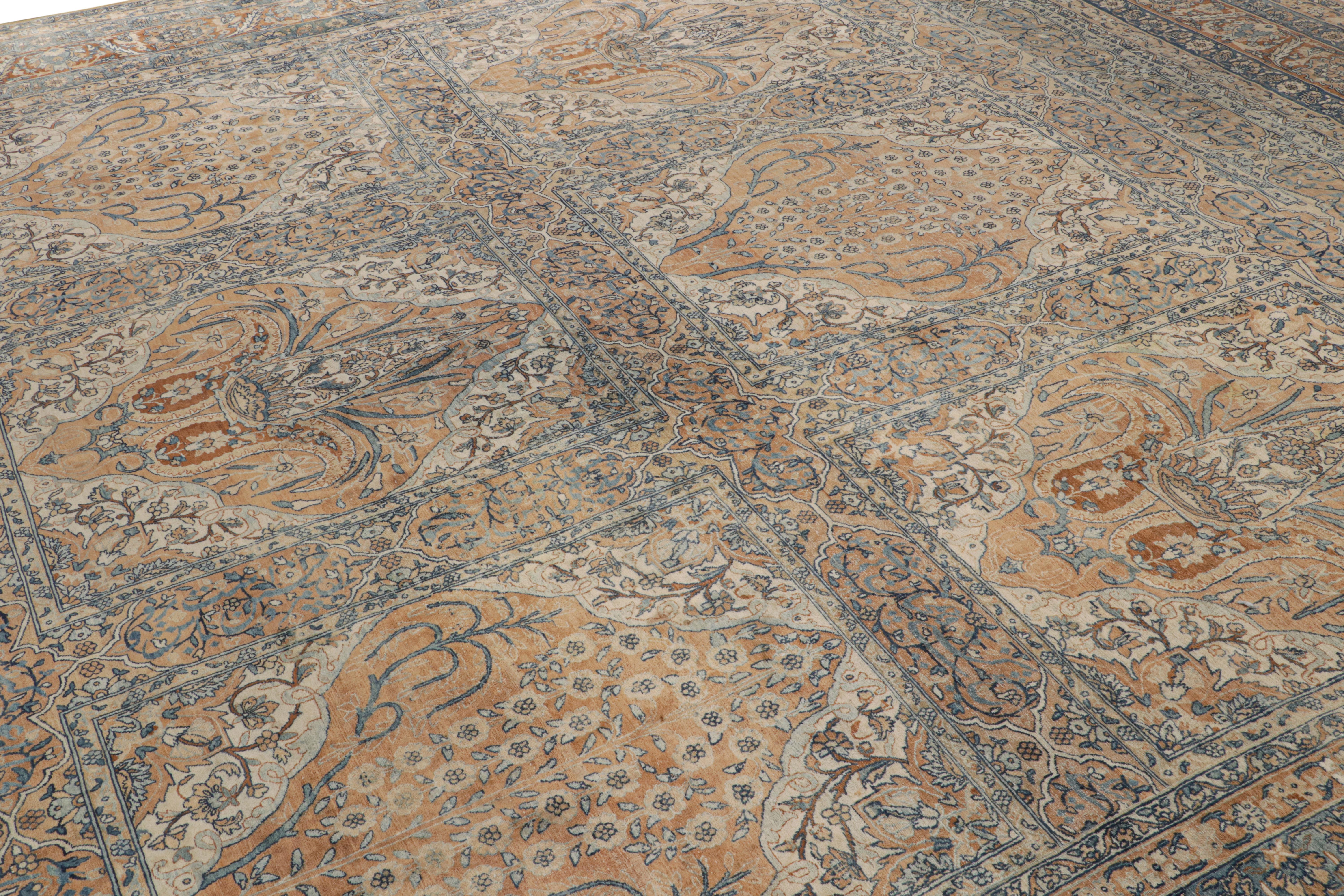 Noué à la main en laine vers 1920-1930, ce tapis carré 14x14 est un tapis persan ancien très spécial de provenance Kerman.

Sur le Design :

Le tapis arbore des tons dorés et bleus qui soulignent les motifs floraux du style all over. Le design