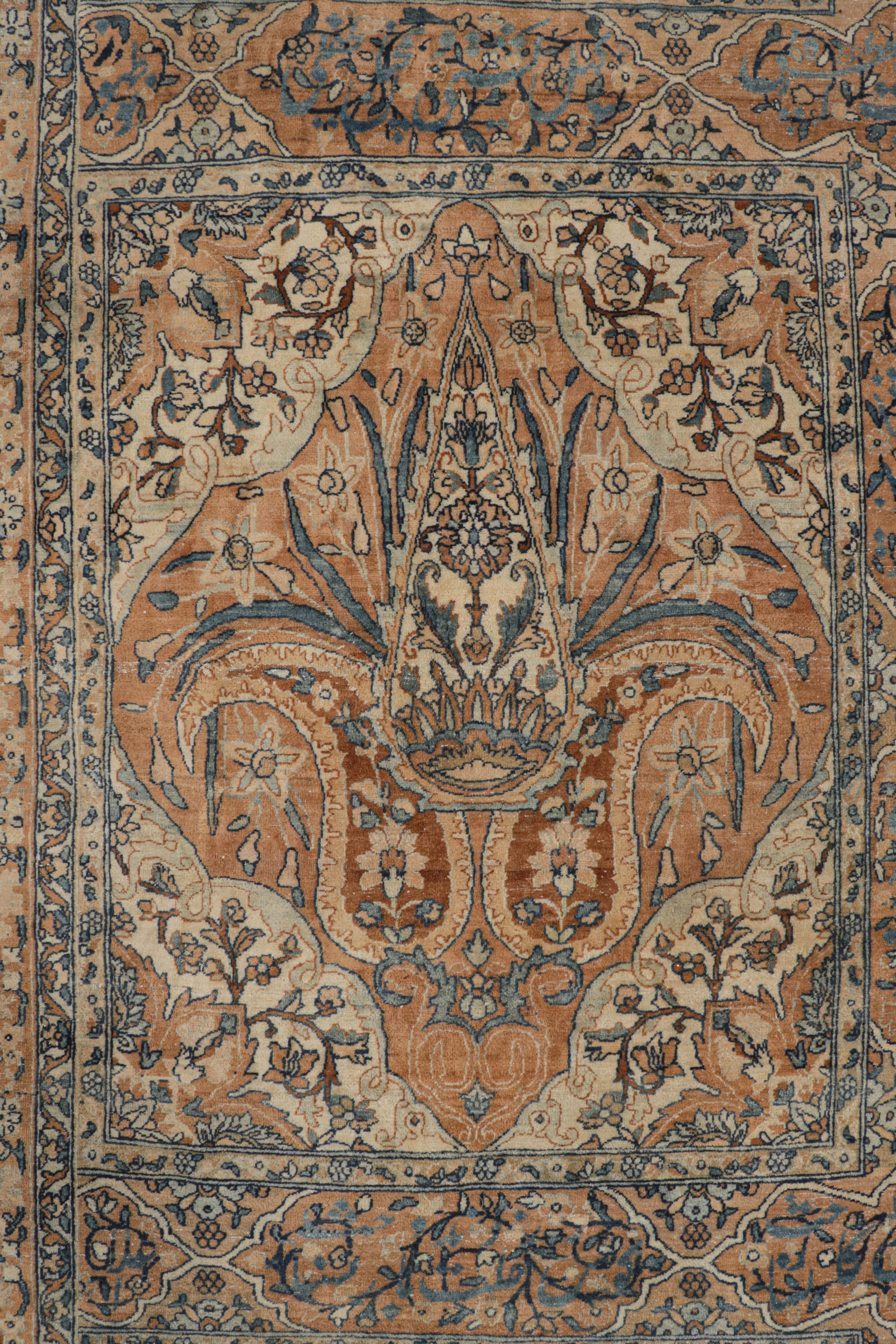 Antigua alfombra persa Kerman con motivos florales dorados y azules, de Rug & Kilim Persa en venta