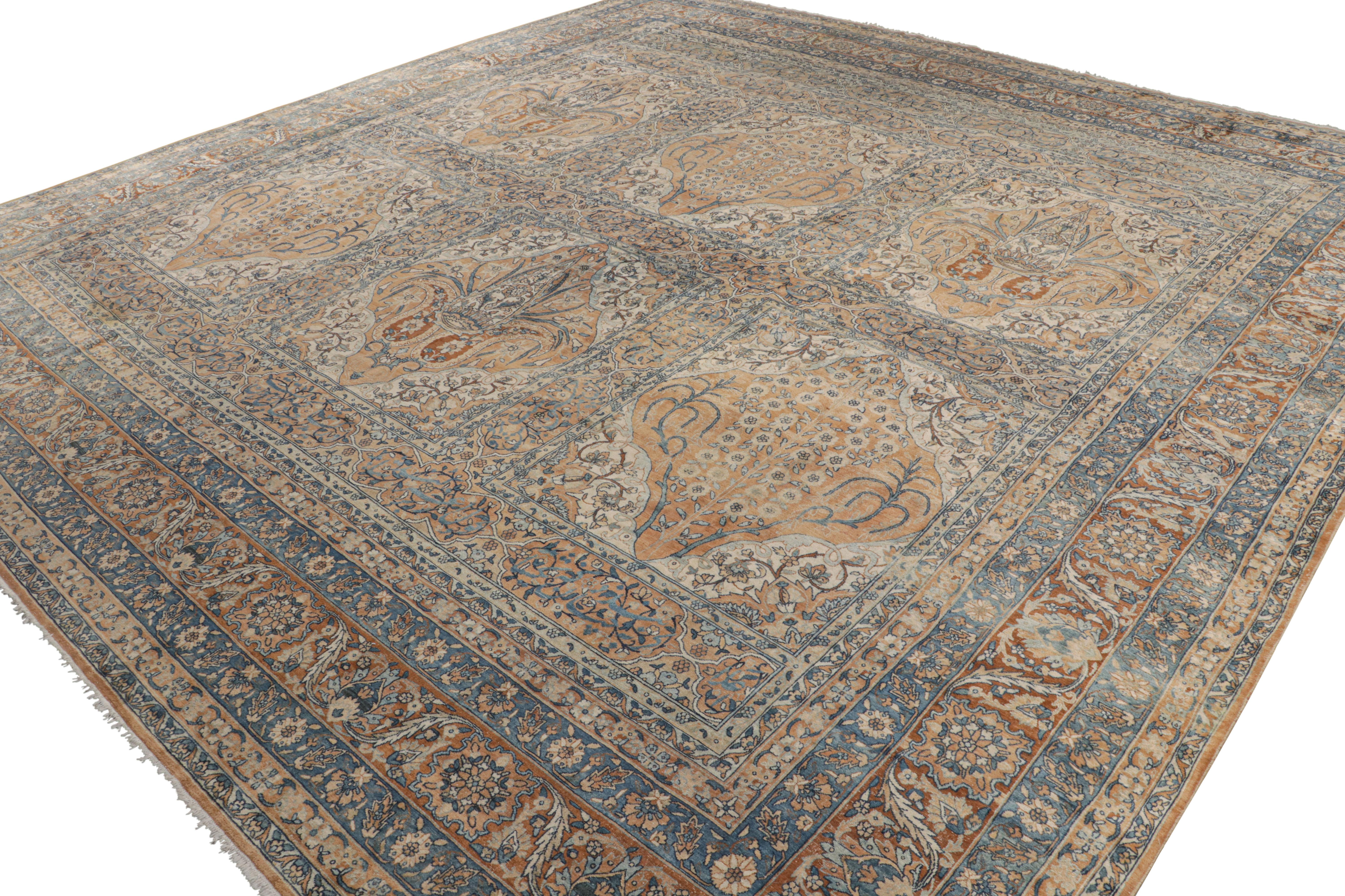 Antigua alfombra persa Kerman con motivos florales dorados y azules, de Rug & Kilim Anudado a mano en venta