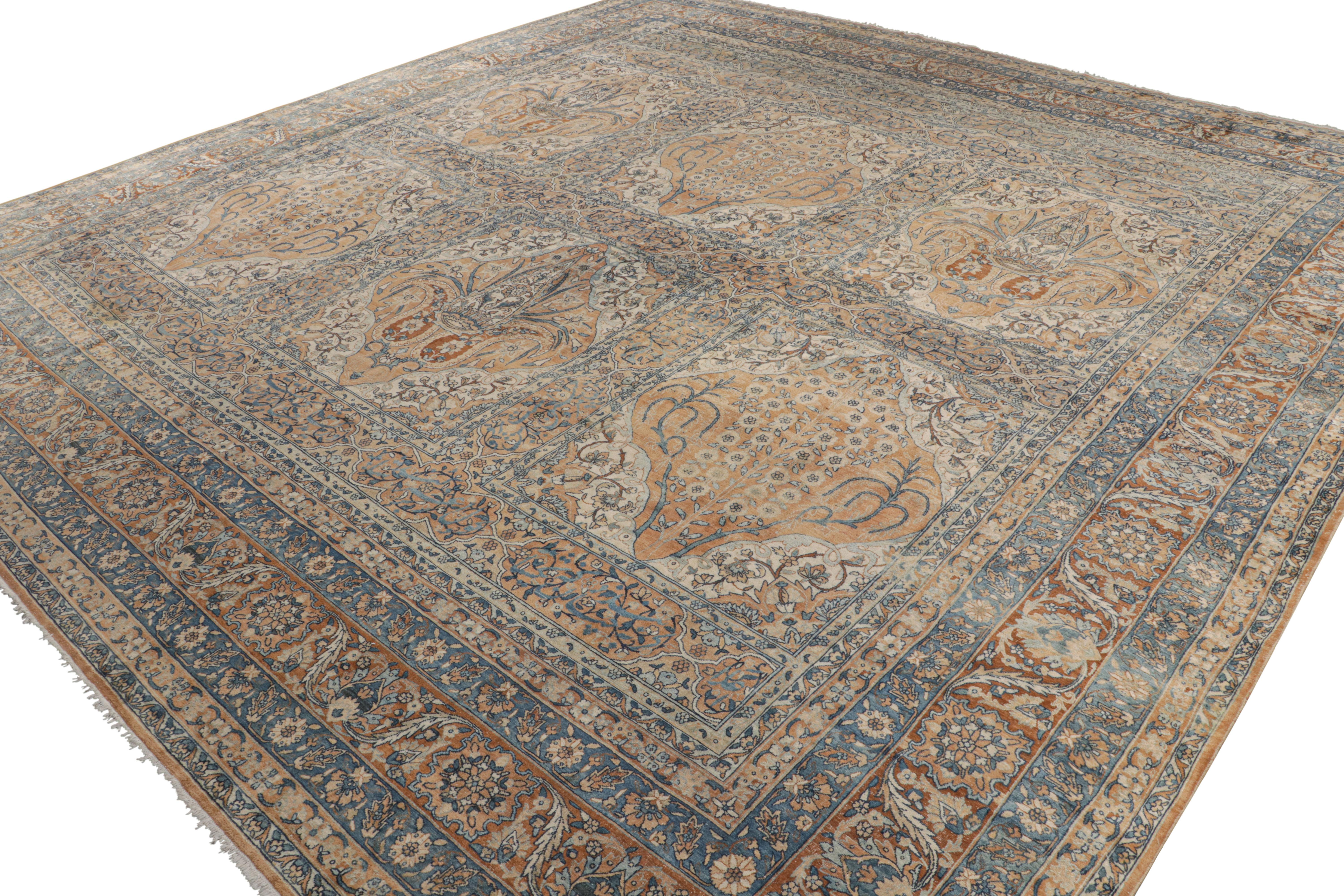 Noué à la main Tapis persan ancien Kerman à motifs floraux dorés et bleus, de Rug & Kilim en vente