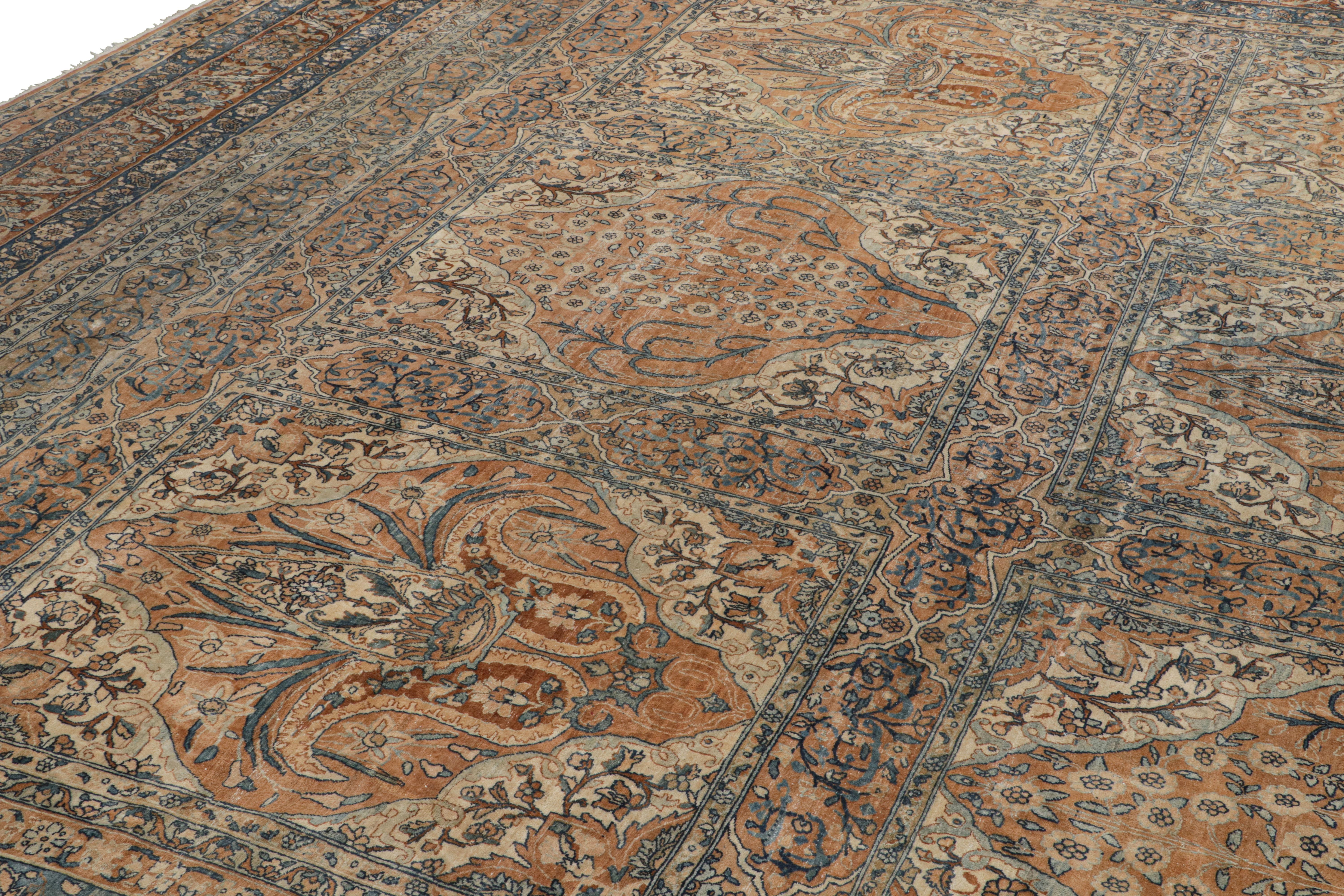 Antiker persischer Kerman-Teppich mit goldenen und blauen Blumenmustern, von Rug & Kilim (Frühes 20. Jahrhundert) im Angebot