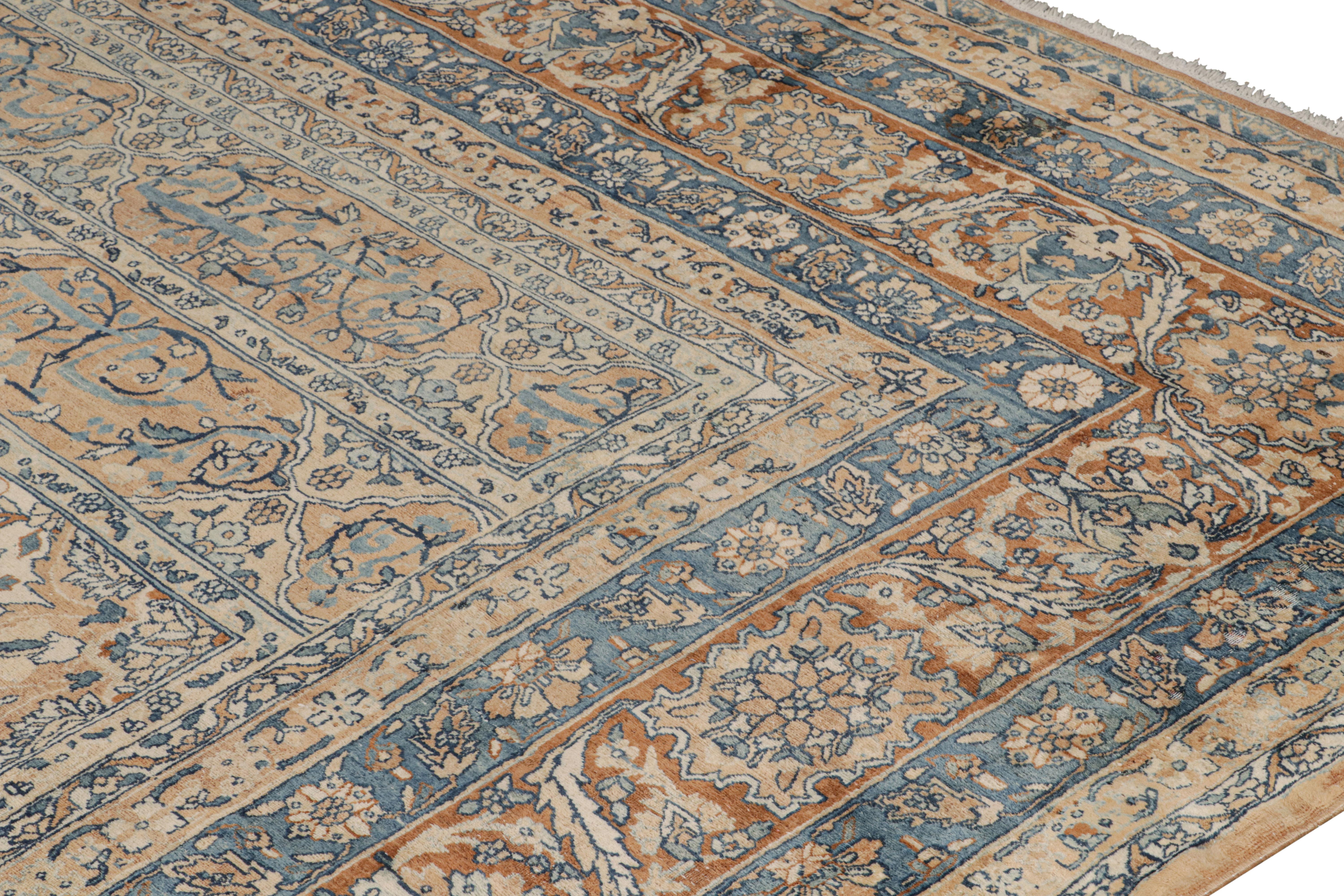 Antigua alfombra persa Kerman con motivos florales dorados y azules, de Rug & Kilim Seda en venta