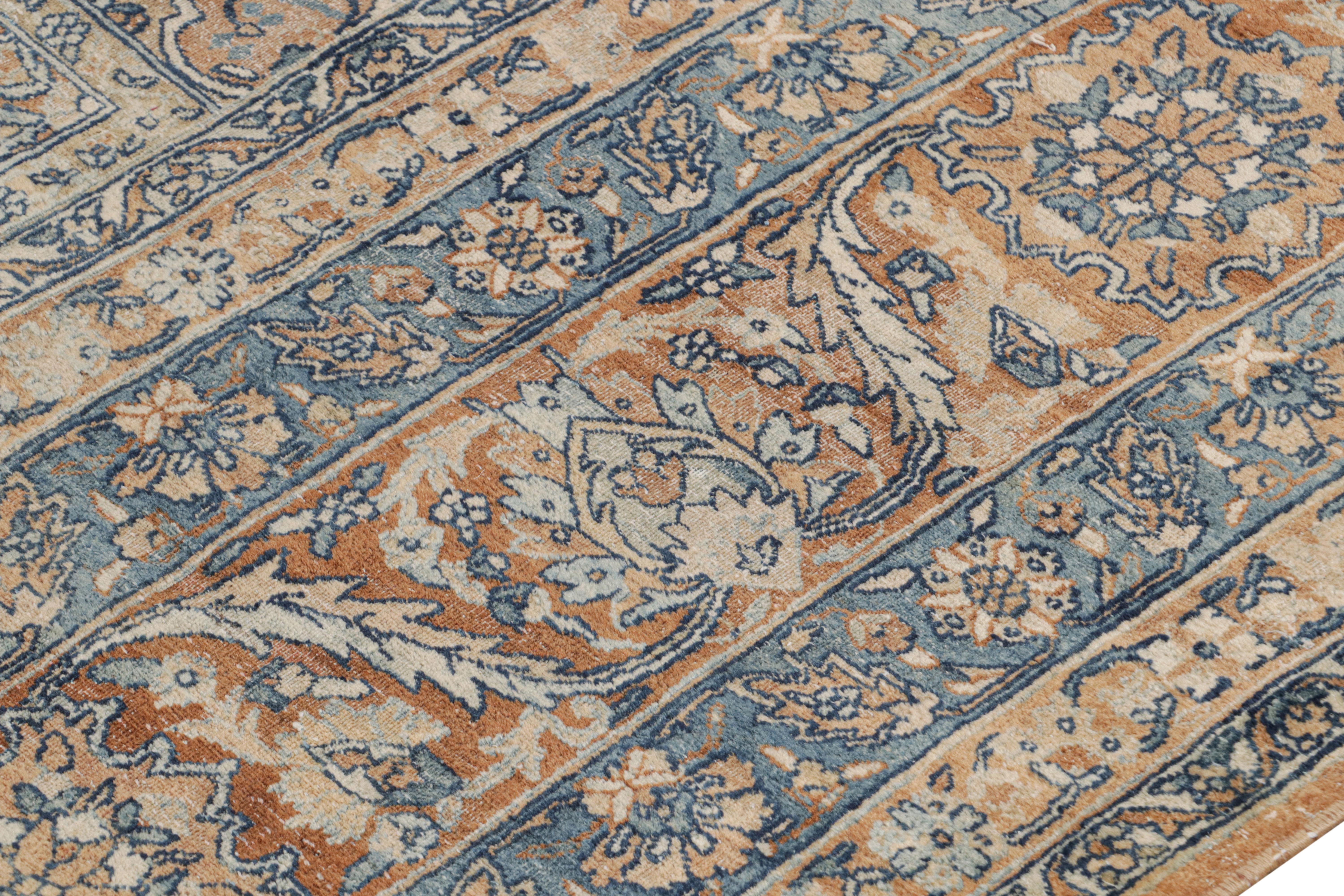 Antiker persischer Kerman-Teppich mit goldenen und blauen Blumenmustern, von Rug & Kilim im Angebot 1
