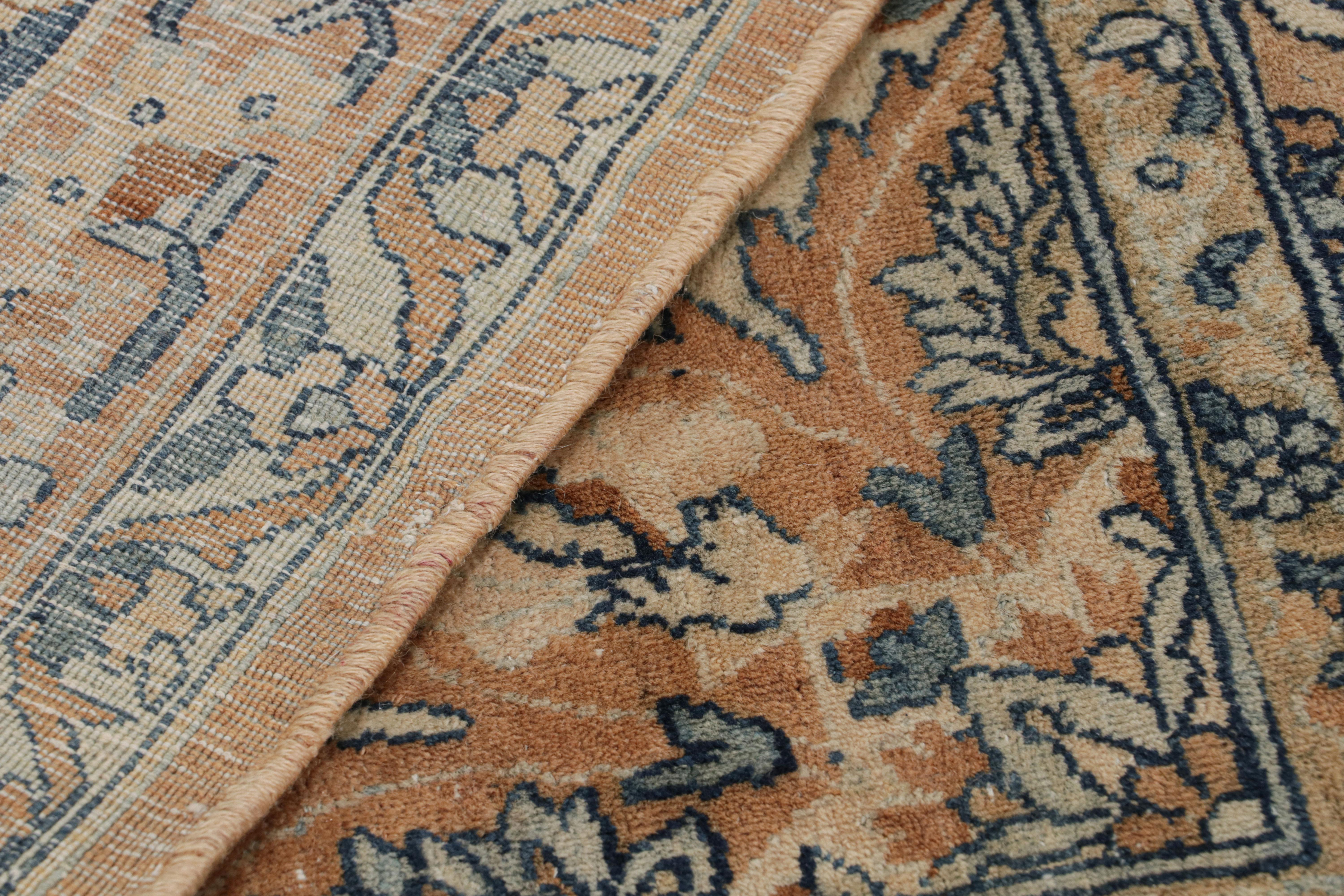 Antiker persischer Kerman-Teppich mit goldenen und blauen Blumenmustern, von Rug & Kilim im Angebot 2