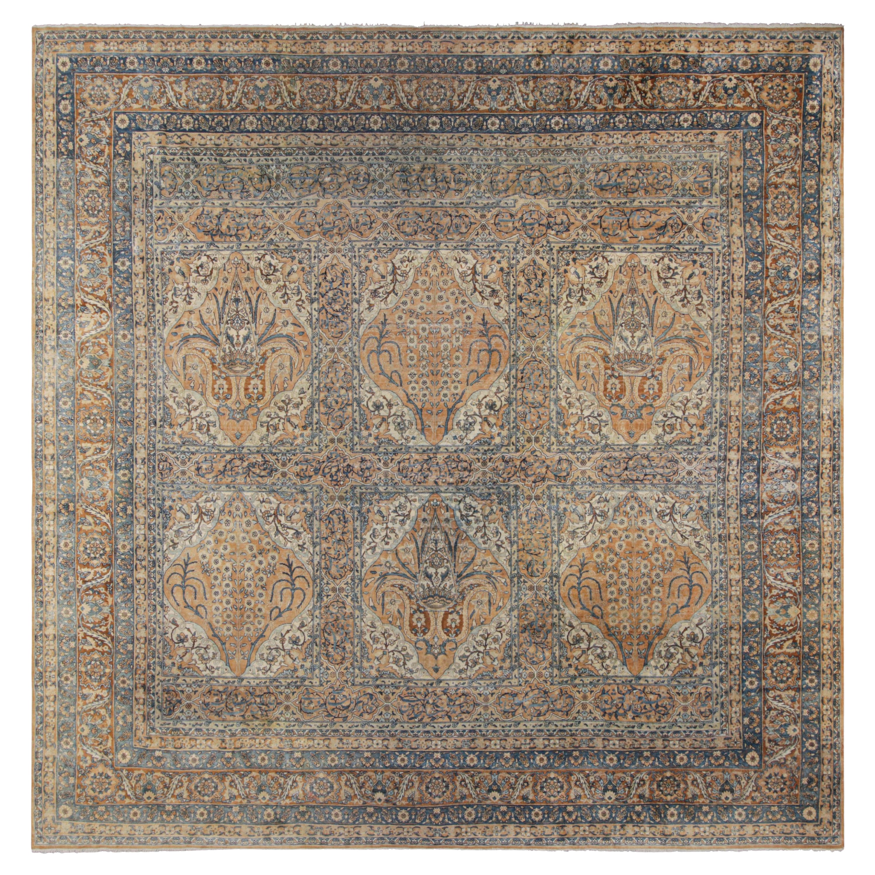Antiker persischer Kerman-Teppich mit goldenen und blauen Blumenmustern, von Rug & Kilim