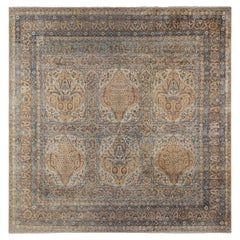 Antiker persischer Kerman-Teppich mit goldenen und blauen Blumenmustern, von Rug & Kilim