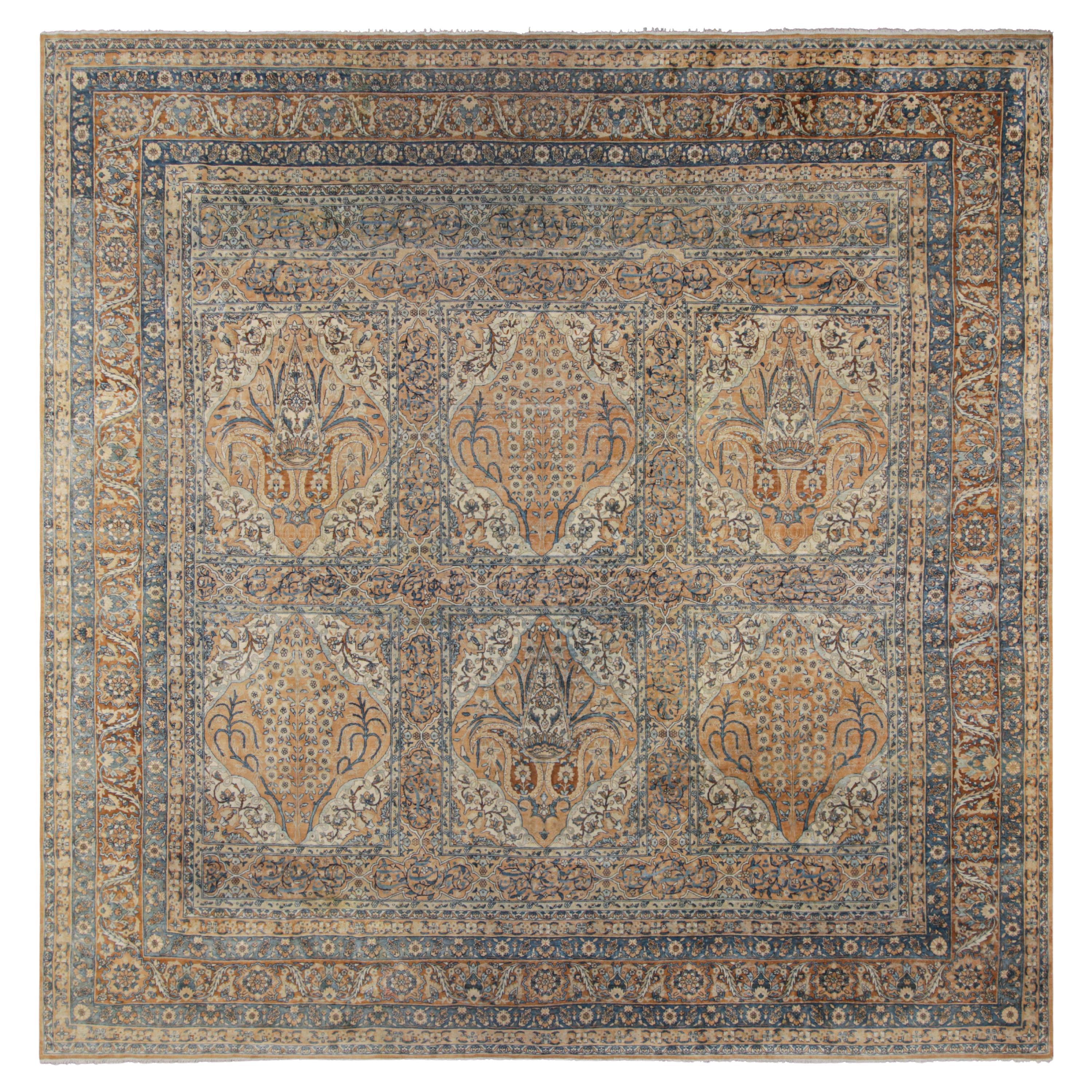 Antiker persischer Kerman-Teppich mit goldenen und blauen Blumenmustern, von Rug & Kilim im Angebot
