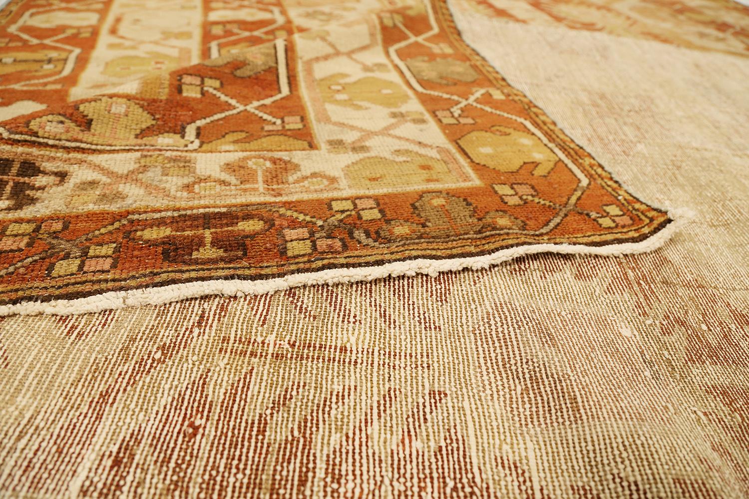 Antiker persischer Kerman-Teppich mit rotem und beigem Botanik-Motiv auf elfenbeinfarbenem Feld (Persisch) im Angebot